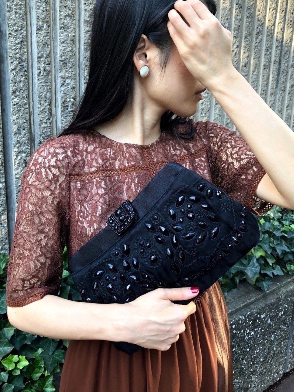 「クラシカル、クラッチバッグ、刺繍、レース、パーティースタイル、結婚式、ドレス、結婚式二次会スタイル、結婚式 ワンピース、ブラウン色に染まれ」｜「form formaの【WEB限定】レーススリーブプリーツフレアドレス（ドレス、ブラウン系）」を使った、formformaSTAFFさん（レディース・161cm）の冬コーディネートの1枚目の写真