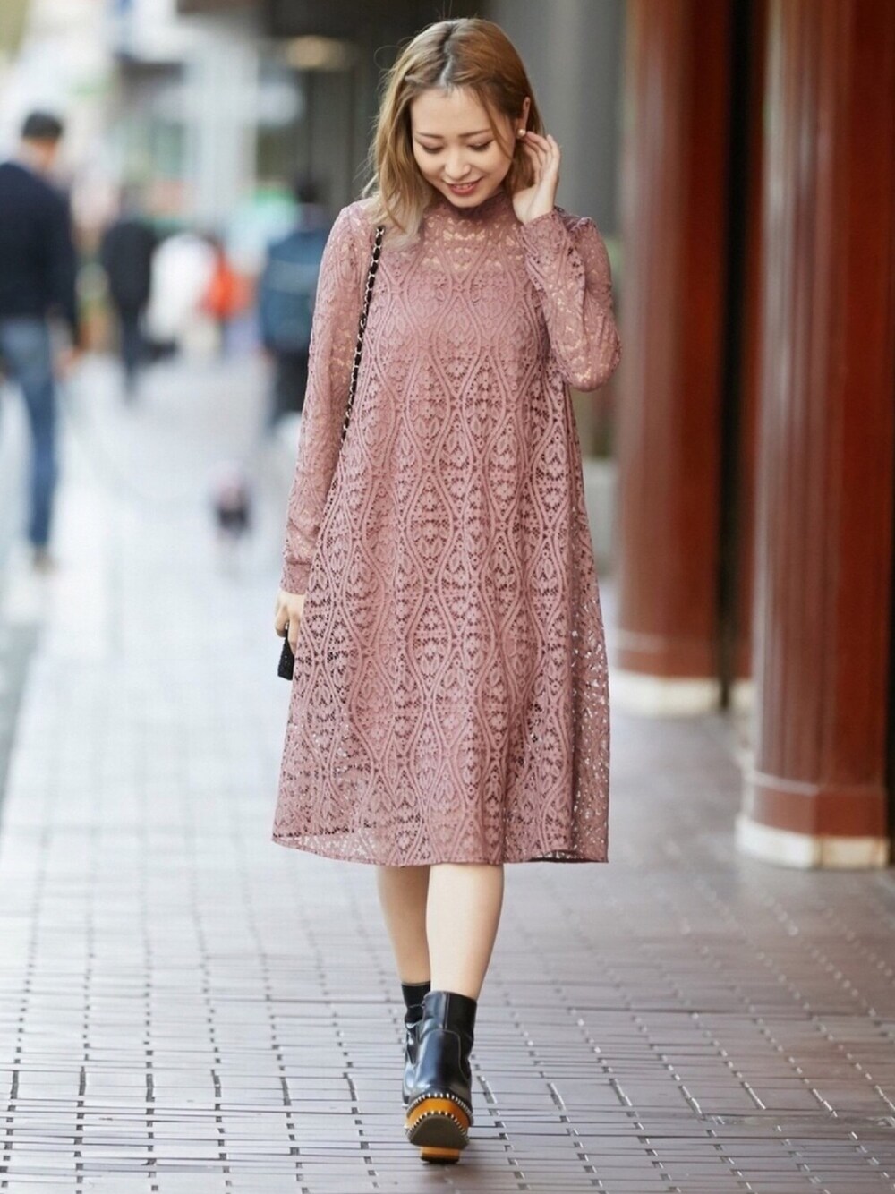 「低身長、ドレス、結婚式、結婚式二次会スタイル、結婚式 ワンピース、着回しコーデ、キレイめ、ワンピース、スタッフセンバツ、ピンク」｜「kaeneの総レースバックパールボタンワンピース（ドレス、ピンク系）」を使った、formformaSTAFFさん（レディース・155cm）の冬コーディネートの1枚目の写真