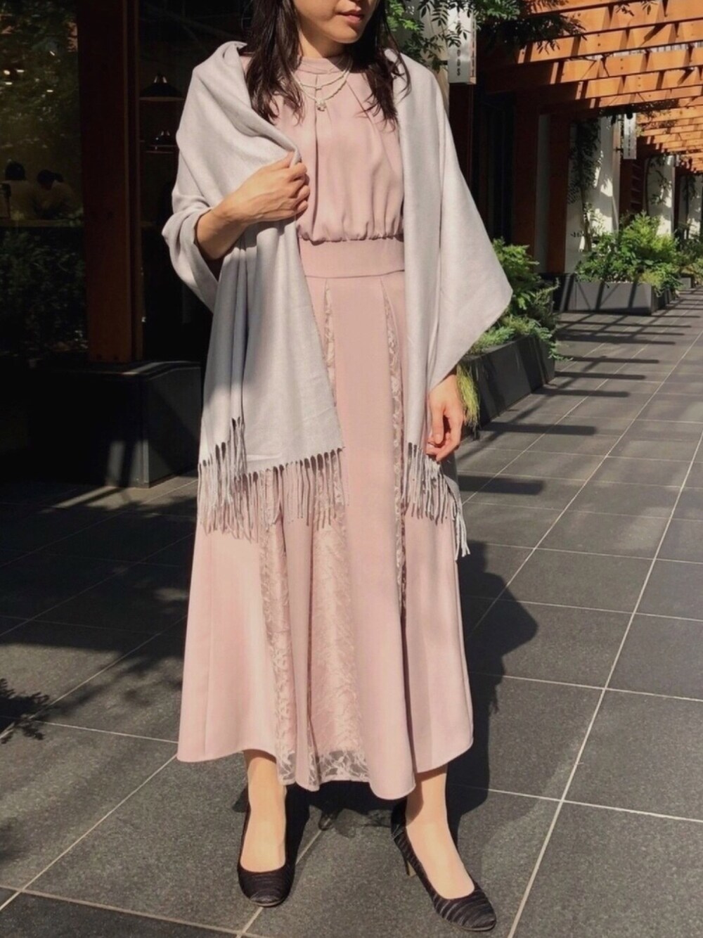 「パーティースタイル、結婚式、ドレス、結婚式二次会スタイル、結婚式 ワンピース、着回しコーデ、オトナ女子、カシミヤタッチ、ピンク、スタッフセンバツ」｜「form formaのカシミアタッチストール（ストール/ショール、グレー系）」を使った、formformaSTAFFさん（レディース・161cm）の秋コーディネートの1枚目の写真