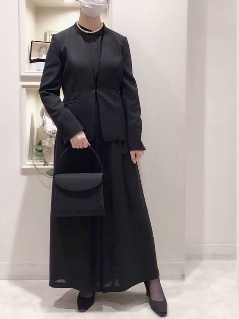 「オールブラック、ブラック、ブラックフォーマル、喪服、オールインワン、ロングジャケット、着回しコーデ、スーツスタイル、セットアップ、セットアップスタイル」｜「form formaのノーカラーロングジャケット＆オールインワン ワンピース　ブラックフォーマルスーツ（スーツセット、ブラック系）」を使った、formformaSTAFFさん（レディース・158cm）の秋コーディネートの1枚目の写真