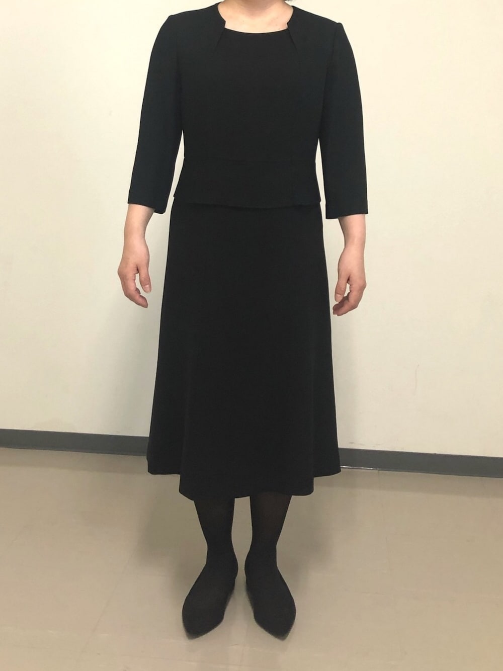 ブラック系のスーツセットを着用したレディースの冬コーディネートの1枚目の写真