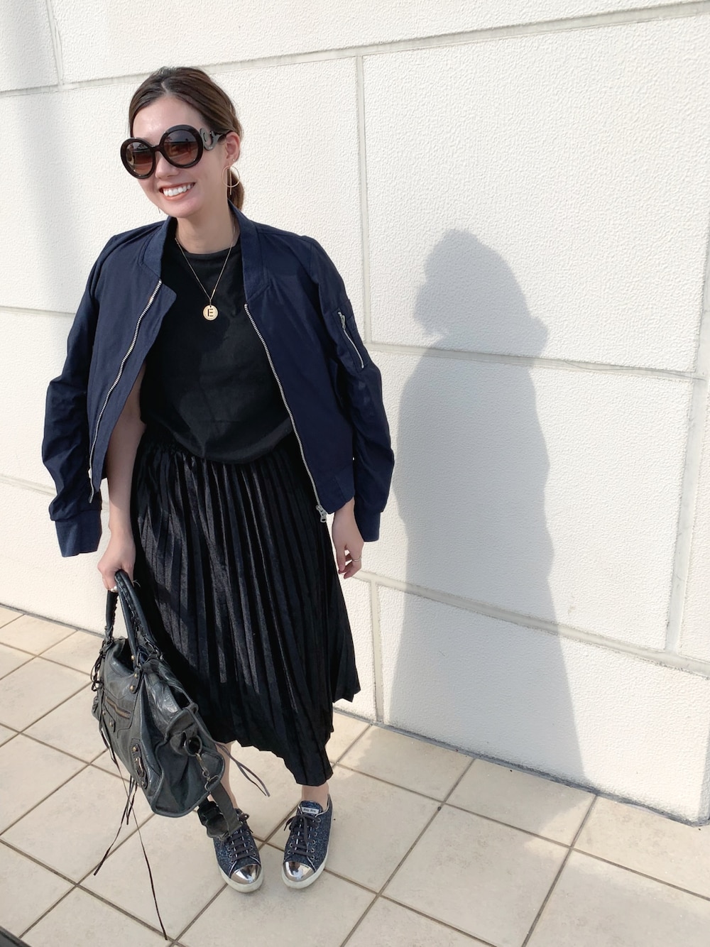 「スカート、ブラック、シンプルおしゃれが好き、カジュアルコーデ、シンプルコーデ、大人カジュアル、休日スタイル、プリーツスカート」｜「DRESSLAVEのアイテム（MA-1、ブルー系）」を使った、BROS.erikaaaaanさん（レディース・160cm）の秋コーディネートの1枚目の写真