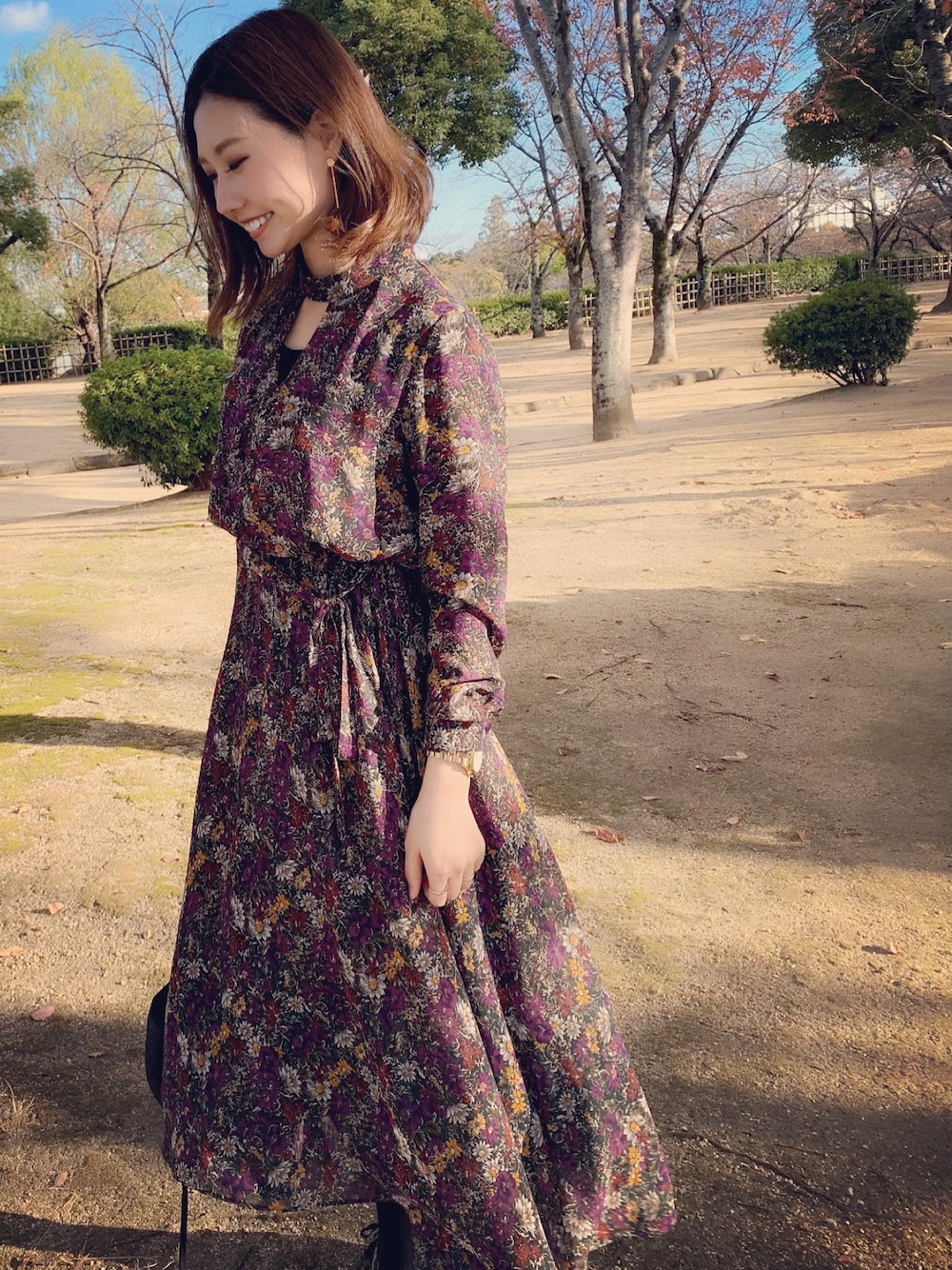 「シンプルおしゃれが好き、秋のコーデ、シンプル、ママコーデ、オトナ女子、きれいめカジュアル、花柄、ワンピース、ピアス」｜「Ameriのアイテム（ワンピース、パープル系）」を使った、BROS.erikaaaaanさん（レディース・160cm）の秋コーディネートの1枚目の写真