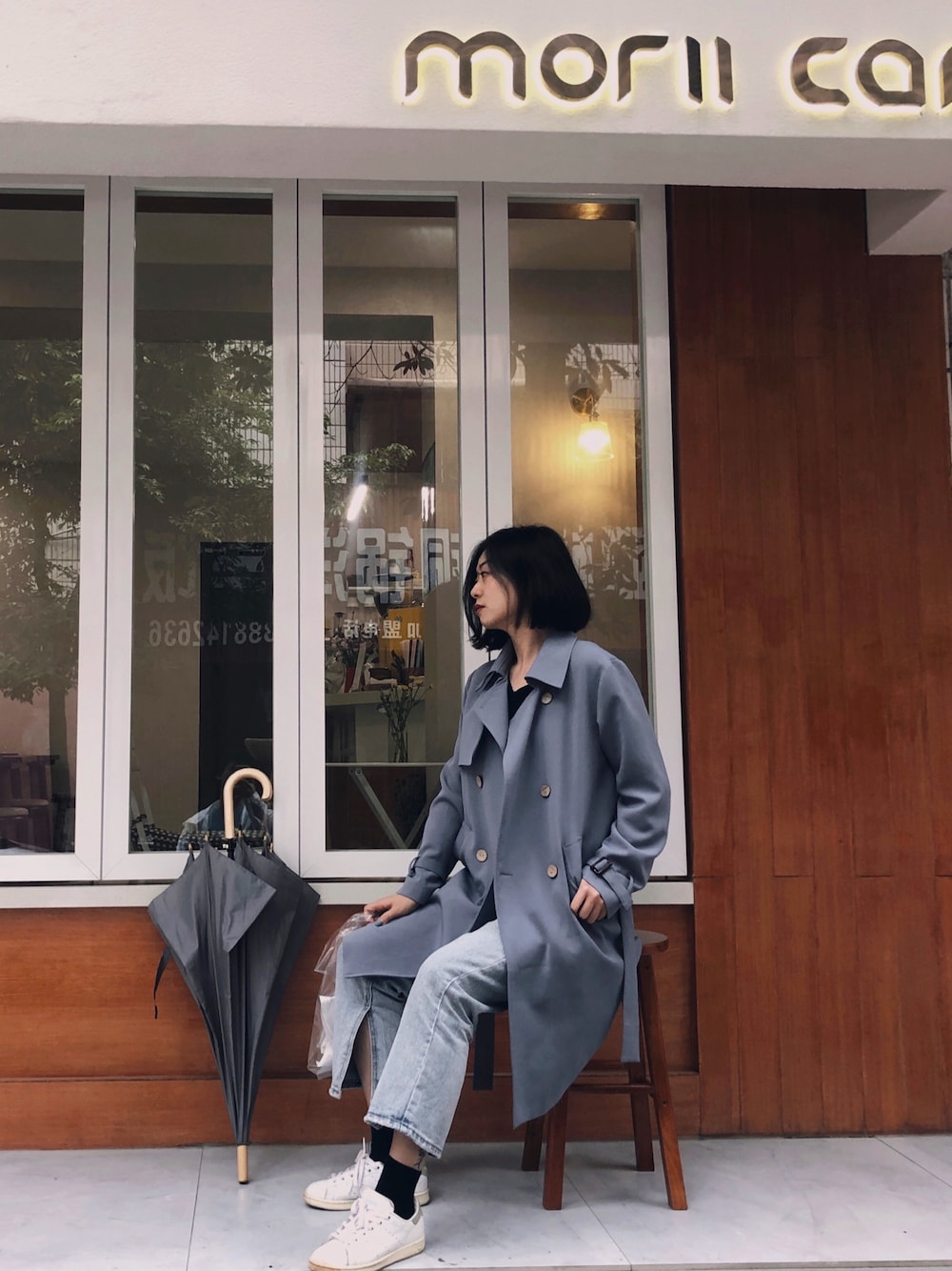 ブルー系のピーコートを着用したレディースの秋コーディネートの1枚目の写真