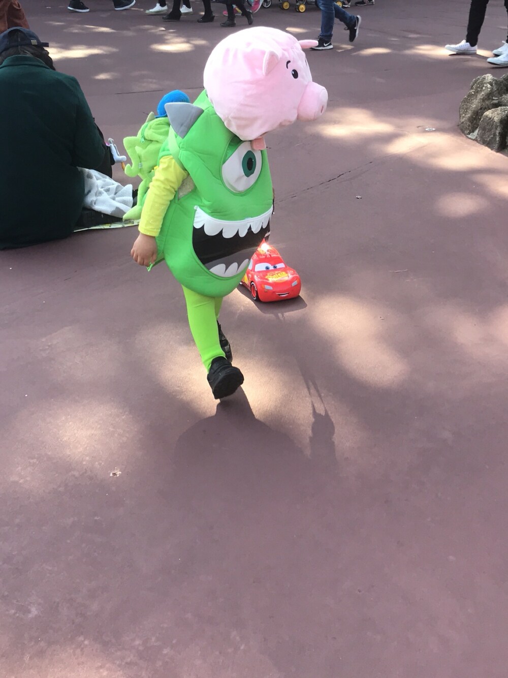 「ディズニー、モンスターズインク、トイストーリー、ピクサー」｜「マイクのアイテム（トップス、グリーン系）」を使った、toricoさん（キッズ・100cm）の春コーディネートの1枚目の写真