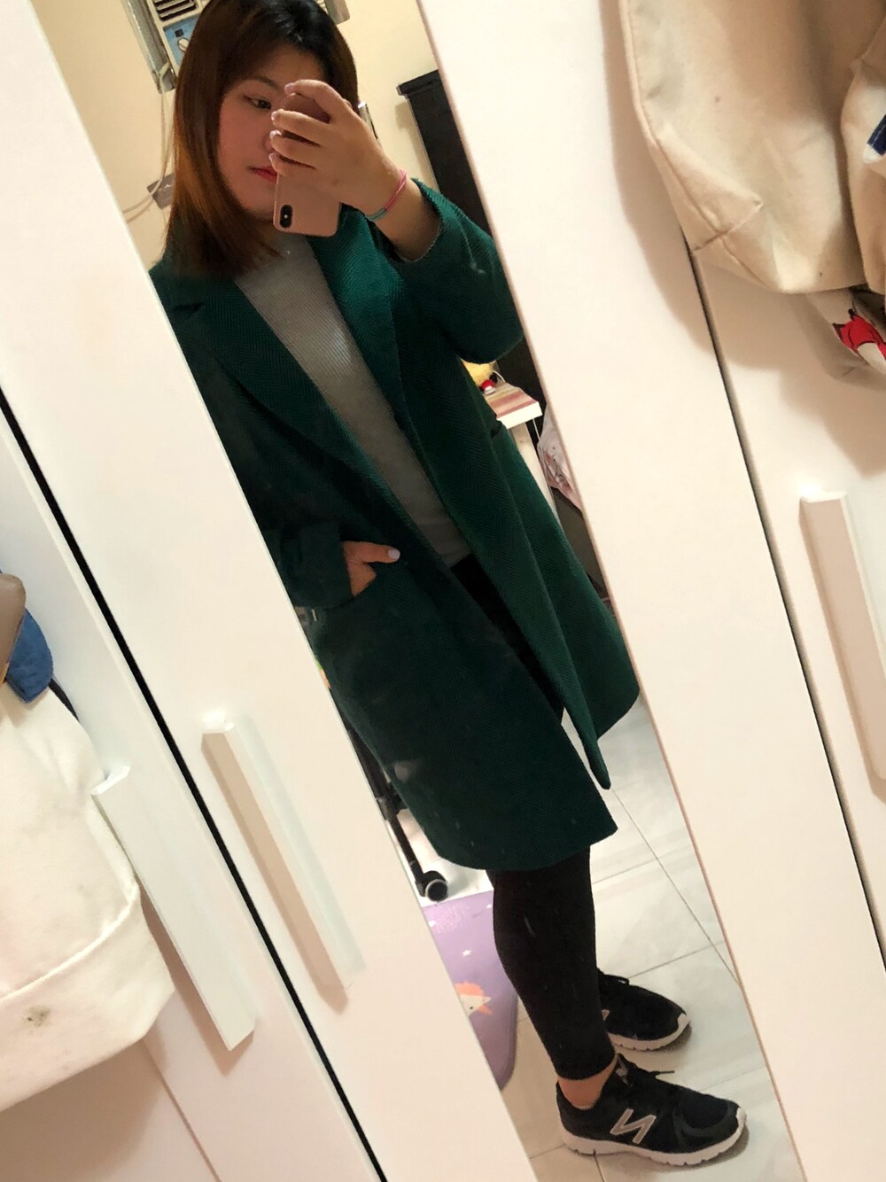「ootd、athleisure、coat、knitwear、marks&spencer、New Balance、joggers」｜「Marks & Spencerのアイテム（ジャケット/アウター、グリーン系）」を使った、Christy Yuenさん（レディース・165cm）の春コーディネートの1枚目の写真