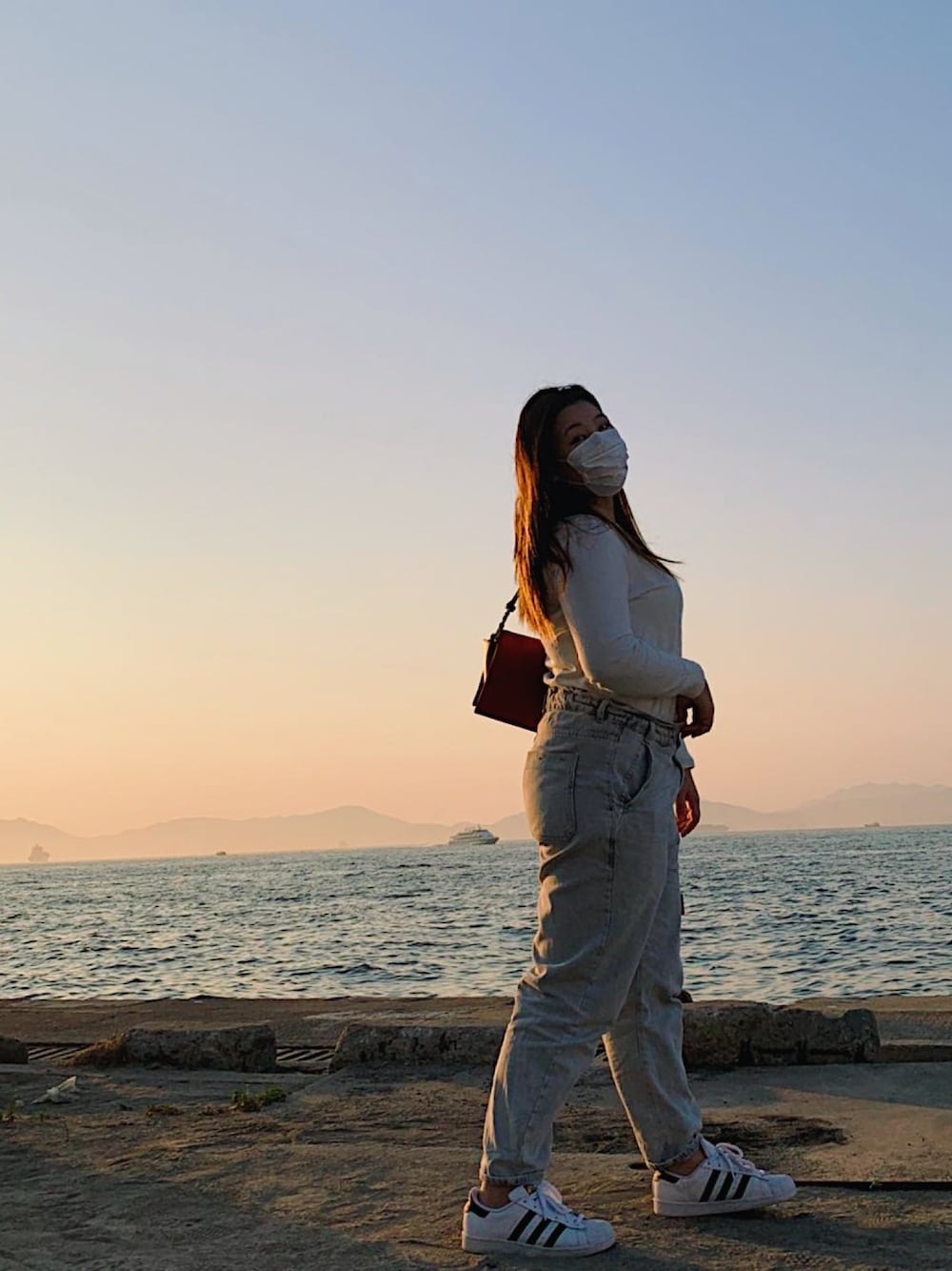 「girl、ootd、CHARLES＆KEITH、TOMMY HILFIGER、ZARA、adidas originals、adidas superstar、adidas」｜「CHARLES & KEITHのChain Handle Shoulder bag（バッグ、レッド系）」を使った、Christy Yuenさん（レディース・165cm）の冬コーディネートの1枚目の写真