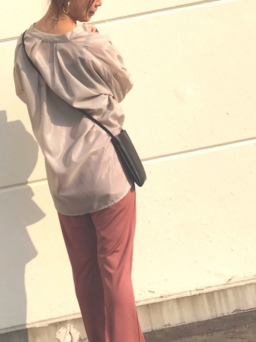 ベージュ系のシャツ/ブラウス、ピンク系のパンツ、ブラック系のバッグを着用したレディースの春コーディネートの1枚目の写真