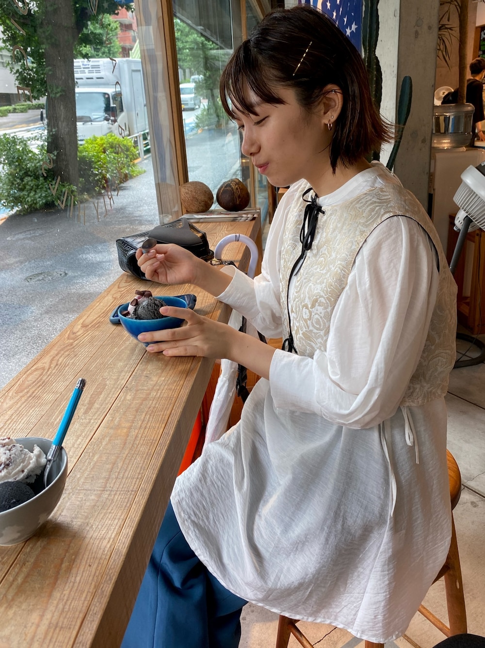 「カラーパンツ、ベスト、カスタネ、ﾌﾞﾙｰﾊﾟﾝﾂ」｜「WHO'S WHO galleryのセンタープレスフレアパンツ /スモーキーカラーパンツ/美脚/スラックス（スラックス、ブルー系）」を使った、s a n a 🌷さん（レディース・159cm）の夏コーディネートの1枚目の写真