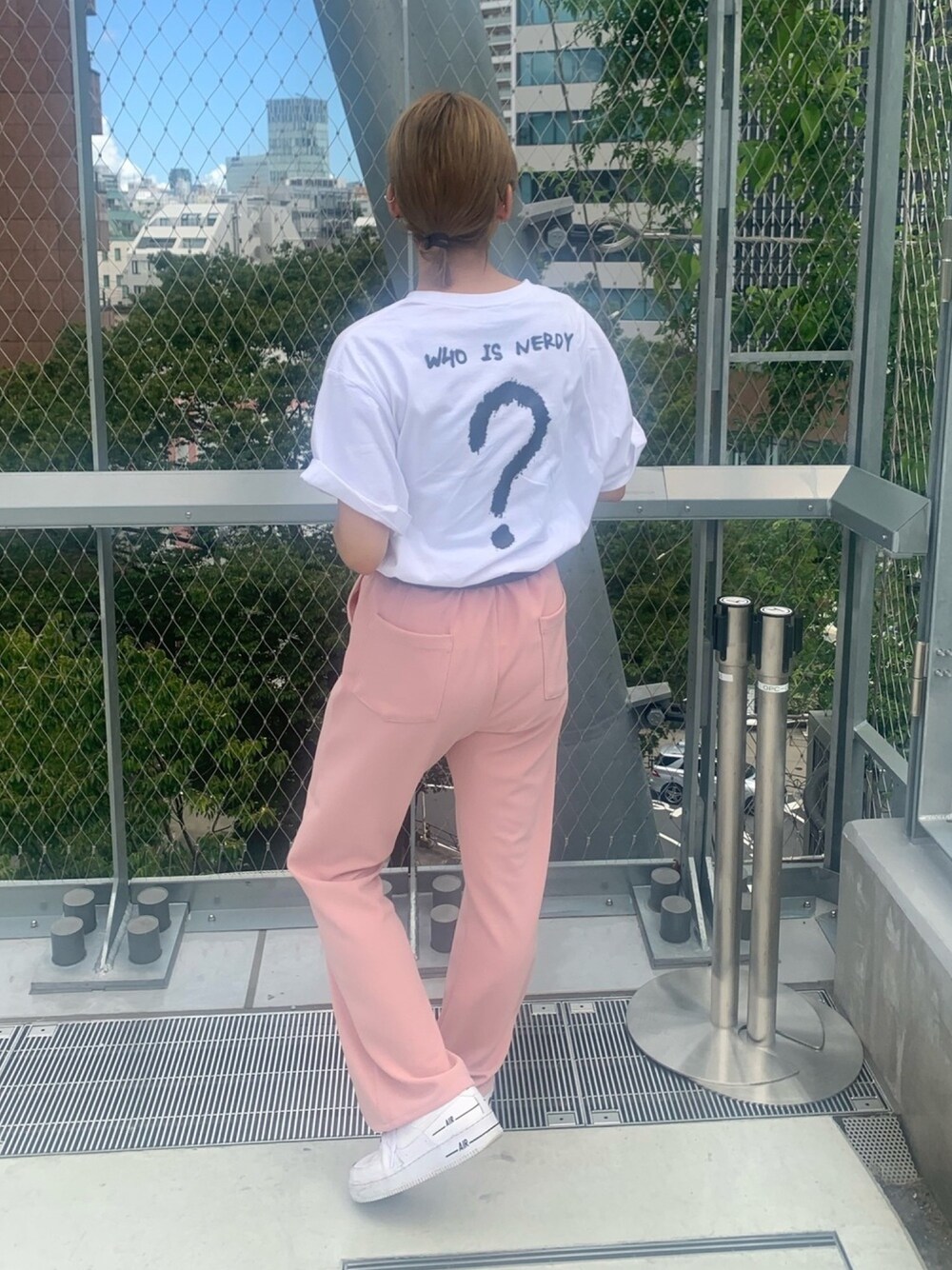 「カラーパンツ、ピンクパンツ、ティーシャツ、Tシャツ、白Tシャツ、スニーカーコーデ、スニーカー、メンズライク、SEVENTEEN (K-POP)、WONWOO」｜「NERDYのアイテム（Tシャツ/カットソー、ホワイト系）」を使った、s a n a 🌷さん（レディース・159cm）の秋コーディネートの1枚目の写真