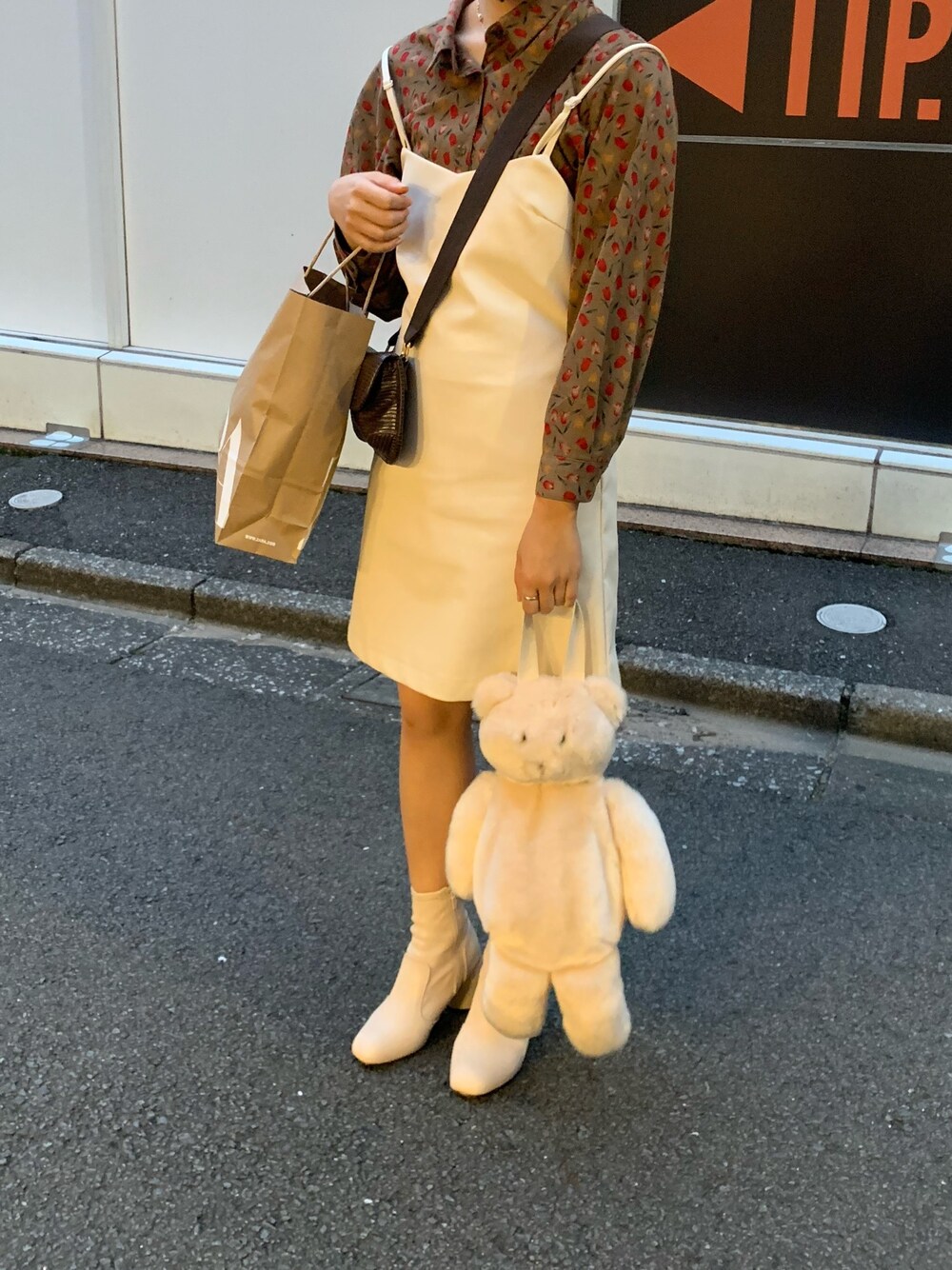 「レザーワンピース、クマバック、くまさん、ホワイトコーデ、レザー、チューリップ柄、チューリップ、シャツスタイル」｜「Heatherのフェイクレザーミニワンピース　895140（ワンピース、ホワイト系）」を使った、s a n a 🌷さん（レディース・159cm）の秋コーディネートの1枚目の写真