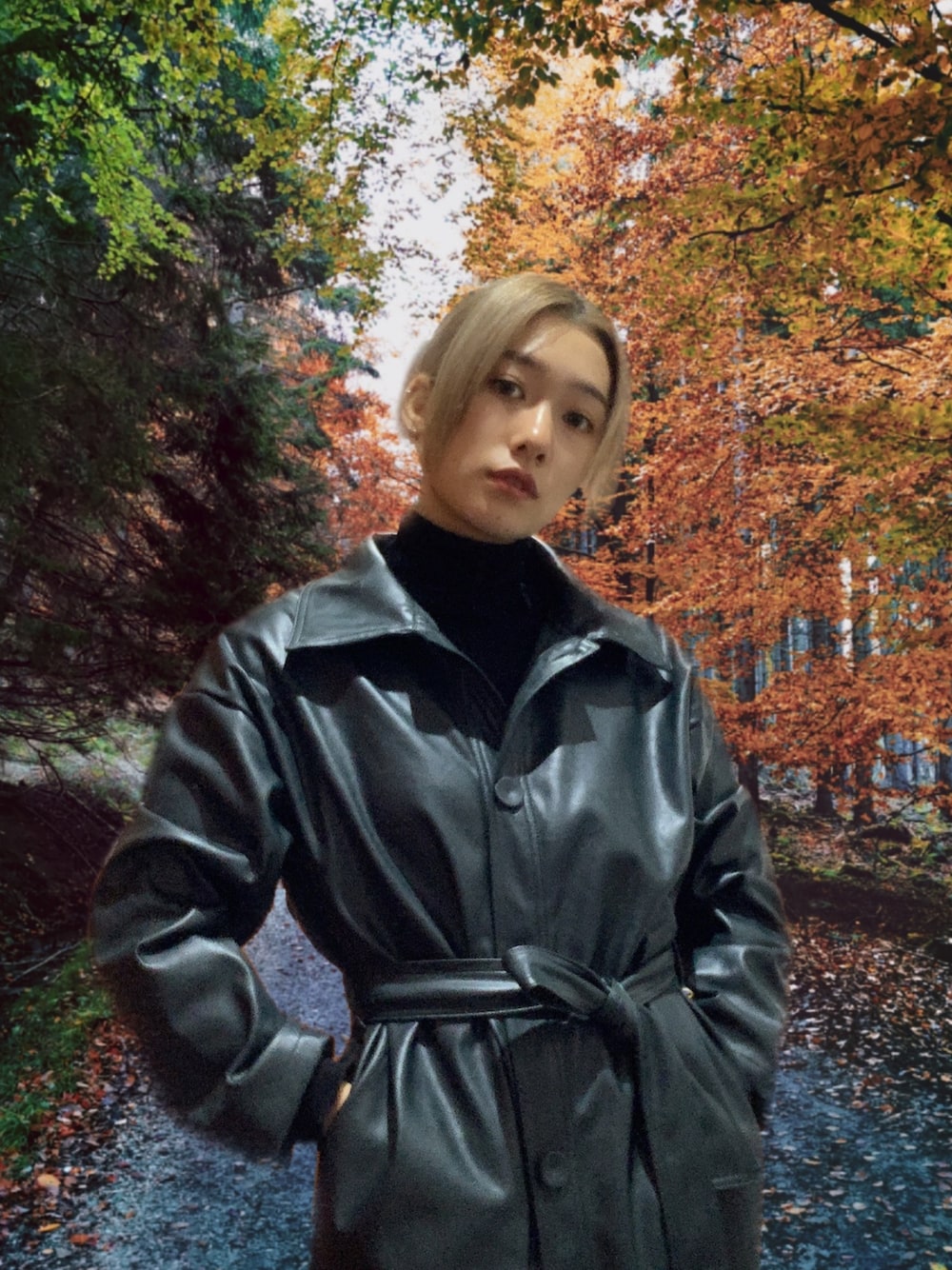 「レザーコーデ、グリーンレザー、ロングコート、ロングレザーコート、タートルネック」｜「merry jennyのフリルリブタートルニット（ニット/セーター、ブラック系）」を使った、s a n a 🌷さん（レディース・159cm）の秋コーディネートの1枚目の写真
