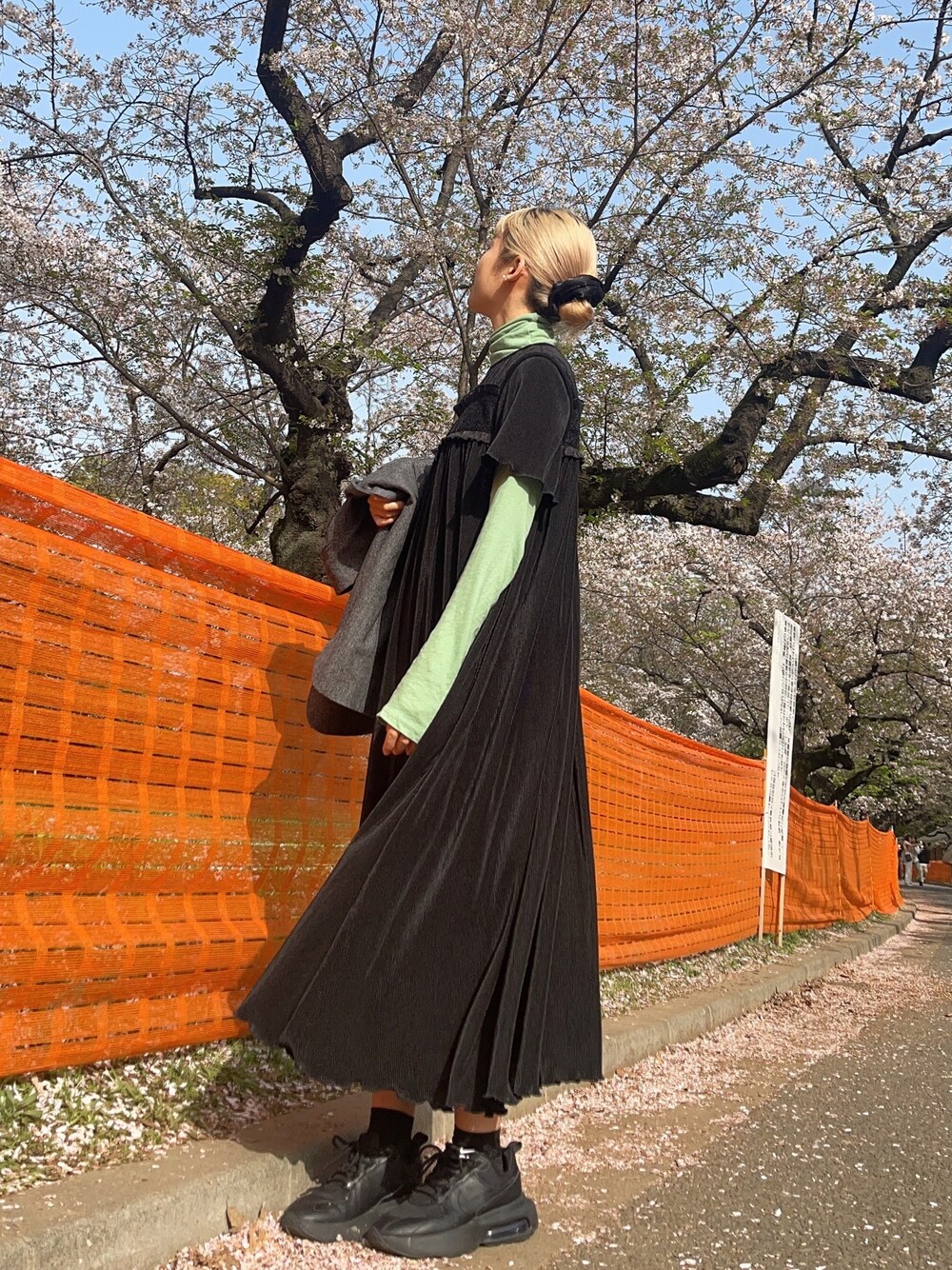「タートルネック、ワンピース、ブラックコーデ、春、桜、お花見、グリーン」｜「merry jennyの8th anniv. spangle pleats one-piece（ワンピース、ブラック系）」を使った、s a n a 🌷さん（レディース・158cm）の春コーディネートの1枚目の写真