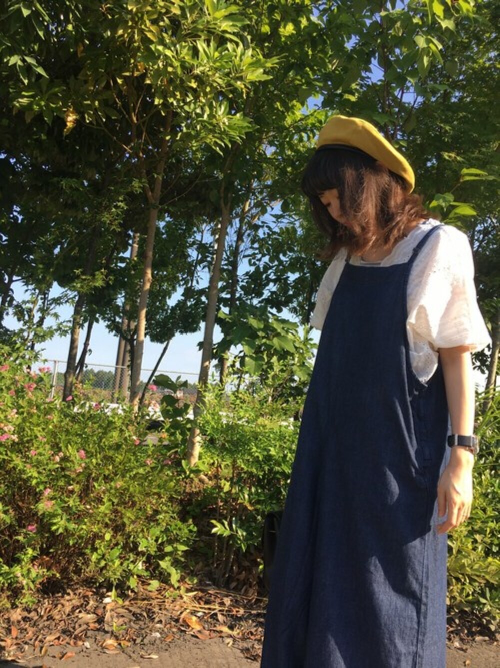 ホワイト系のトップス、ブルー系のトップス、ブルー系のパンツを着用したレディースの夏コーディネートの1枚目の写真