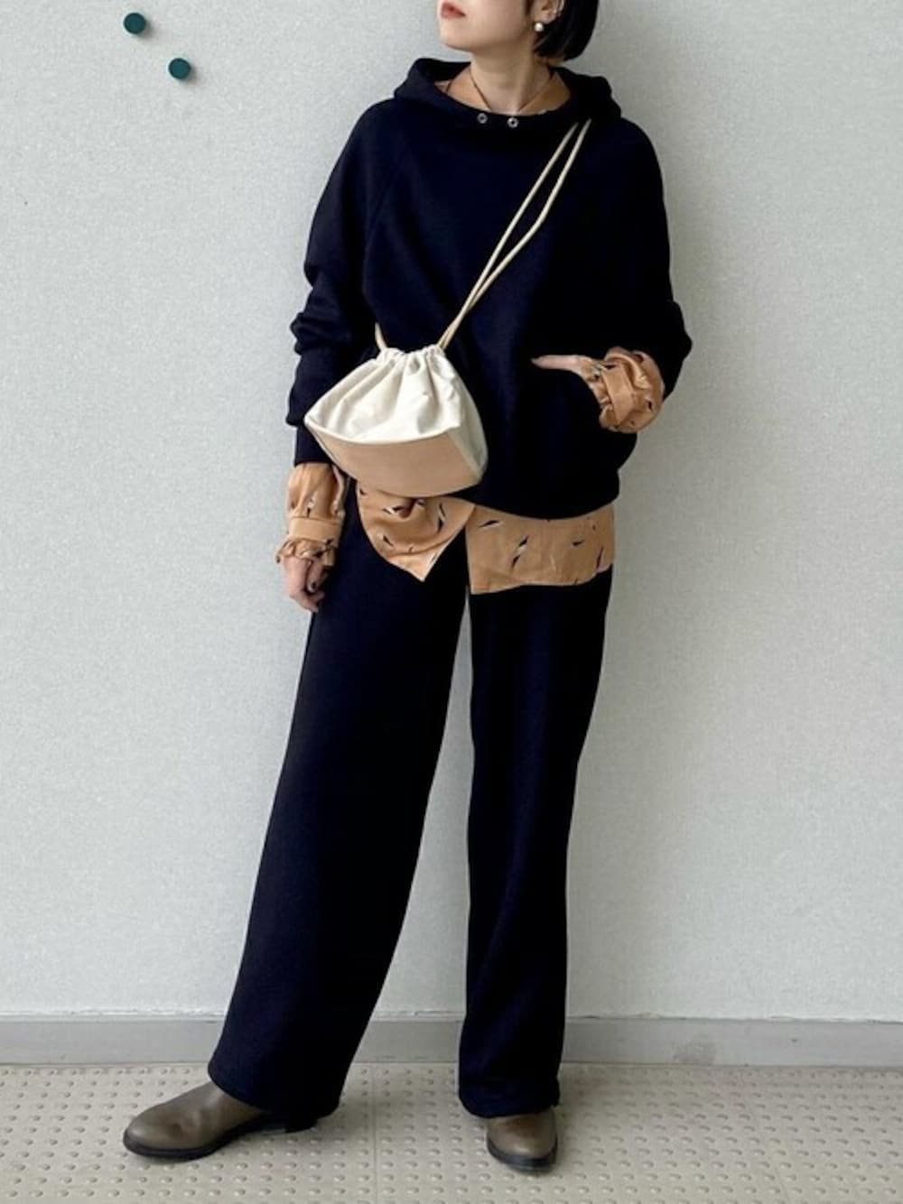 ブルー系のパーカー、ブルー系のその他パンツを着用したレディースの冬コーディネートの1枚目の写真