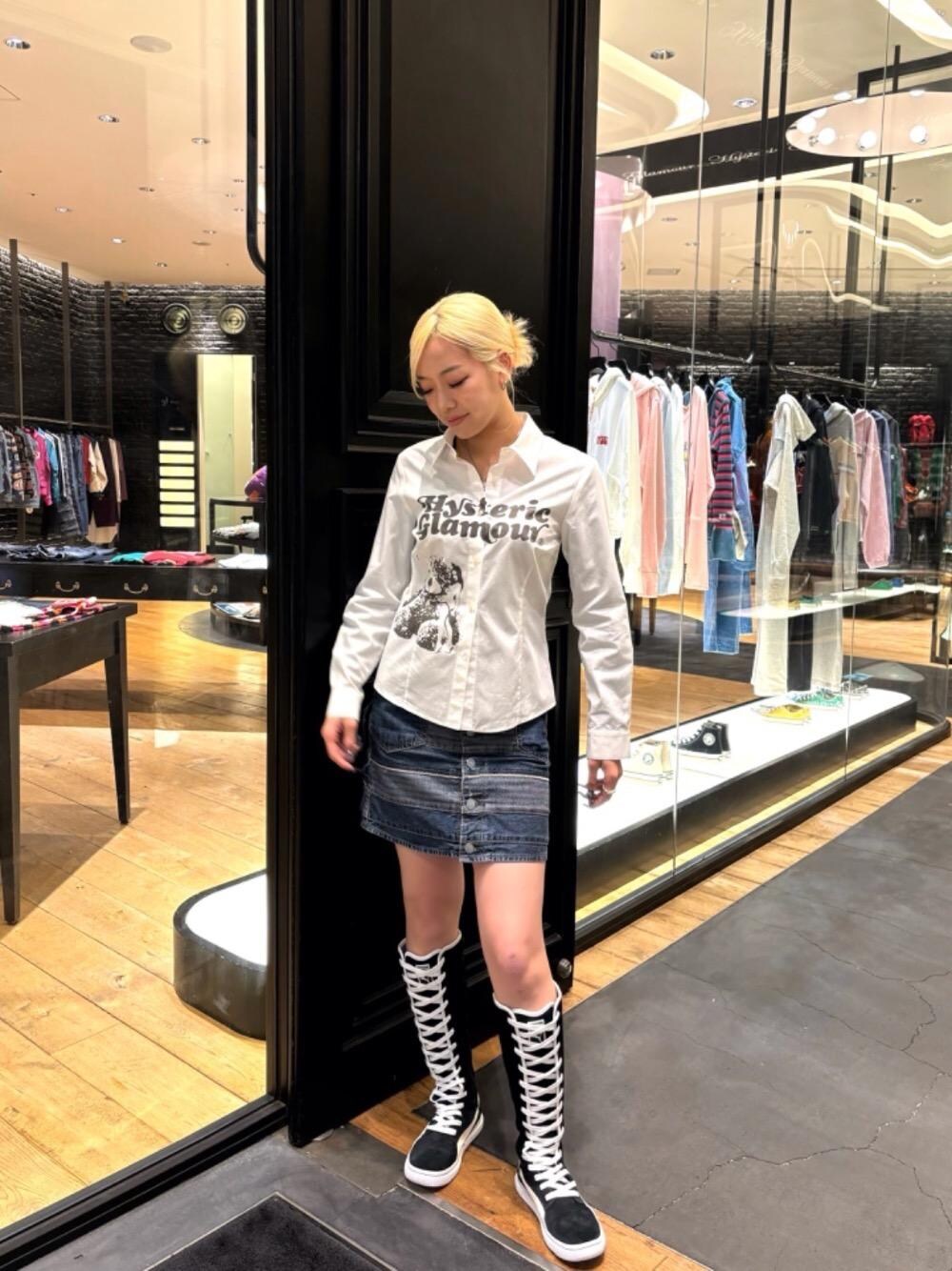 「デニム、シンプルコーデ、春コーデ、ヒステリックグラマー、HYSTERIC GLAMOUR、シャツ 、スカート 、カジュアルコーデ 」｜「HYSTERIC GLAMOURのスクラッチAラインデニムミニスカート（デニムスカート、ブルー系）」を使った、rikoさん（レディース・158cm）の春コーディネートの1枚目の写真