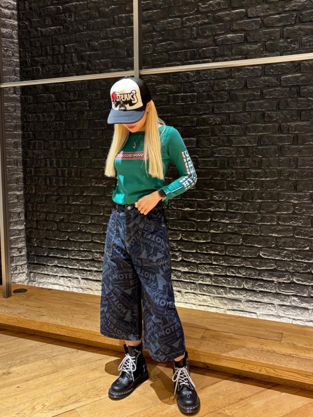 「デニム、ストリート、ハーフパンツ、春服、メッシュキャップ、春コーデ、ヒステリックグラマー、ピチT、HYSTERIC GLAMOUR」｜「HYSTERIC GLAMOURのHYSTERIC MOTEL柄 デニムハーフパンツ（その他パンツ、ブルー系）」を使った、rikoさん（レディース・158cm）の春コーディネートの1枚目の写真