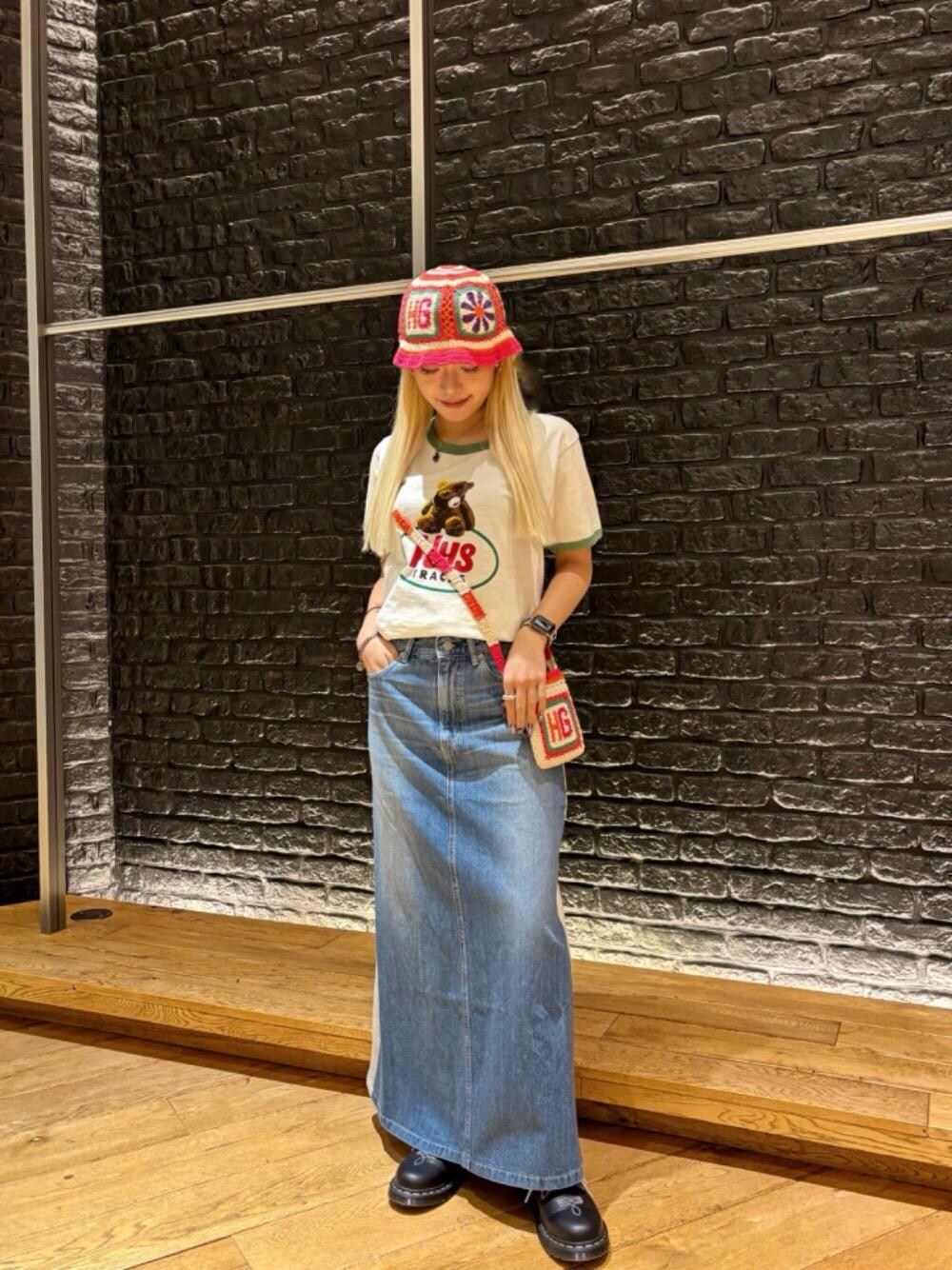 「ハット、ロングスカート、春服、春コーデ、ヒステリックグラマー、ピチT、HYSTERIC GLAMOUR」｜「HYSTERIC GLAMOURのDAYDREAM GIRL 裏毛リメイクデニムロングスカート（スカート、ブルー系）」を使った、rikoさん（レディース・158cm）の春コーディネートの1枚目の写真