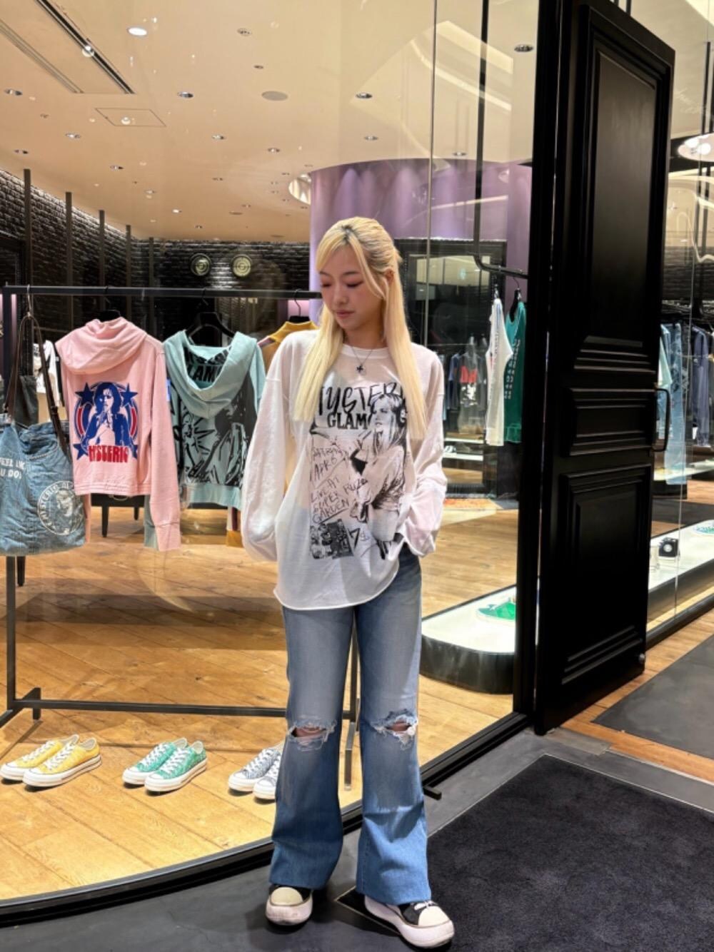 「デニム、ロンT、オーバーサイズ、春服、フレアパンツ、春コーデ、ラフコーデ、シアー、ヒステリックグラマー、HYSTERIC GLAMOUR」｜「HYSTERIC GLAMOURのローライズフレアデニムパンツ（デニムパンツ、ブルー系）」を使った、rikoさん（レディース・158cm）の春コーディネートの1枚目の写真