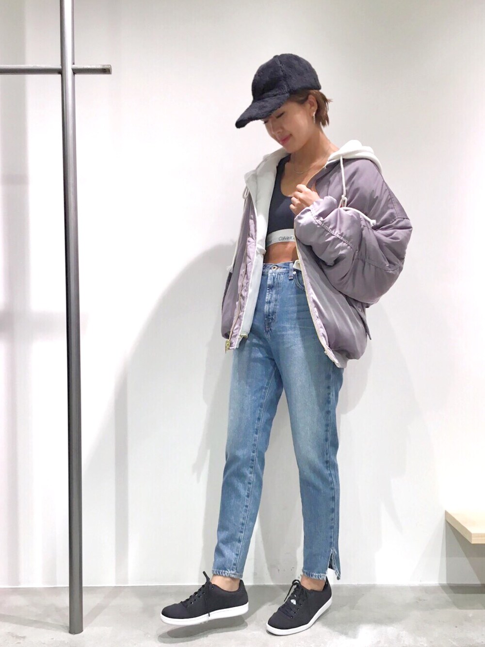 「カジュアル、秋、秋のコーデ、ラフ、ブルゾン、MA-1、TODAYFUL、コート、オーバーサイズ、カルバンクライン」｜「via jのvia j by MONEY PACKING(ヴィアジェイ) 中綿MA-1（ダウンジャケット/コート、グレー系）」を使った、hamaさん（レディース・163cm）の秋コーディネートの1枚目の写真