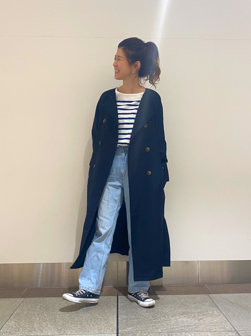 「トレンチコート、デニム、moname、ボーダー、SonnyLabel」｜「URBAN RESEARCH Sonny Labelのノーカラートレンチコート（トレンチコート、グリーン系）」を使った、たぐまさやこさん（レディース・158cm）の冬コーディネートの1枚目の写真