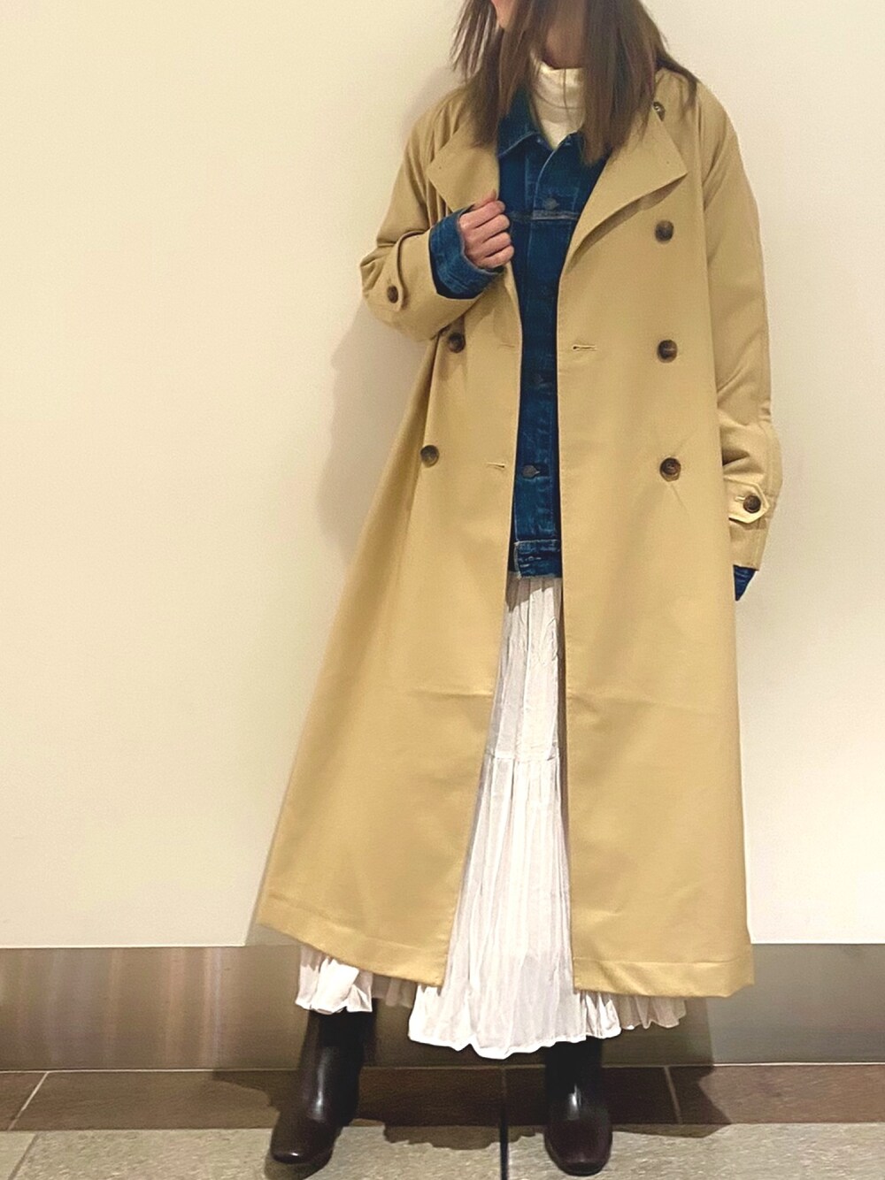 「SonnyLabel、トレンチコート、プリーツスカート、ショートブーツ、デニムジャケット」｜「URBAN RESEARCH Sonny Labelのノーカラートレンチコート（トレンチコート、グリーン系）」を使った、たぐまさやこさん（レディース・158cm）の冬コーディネートの1枚目の写真