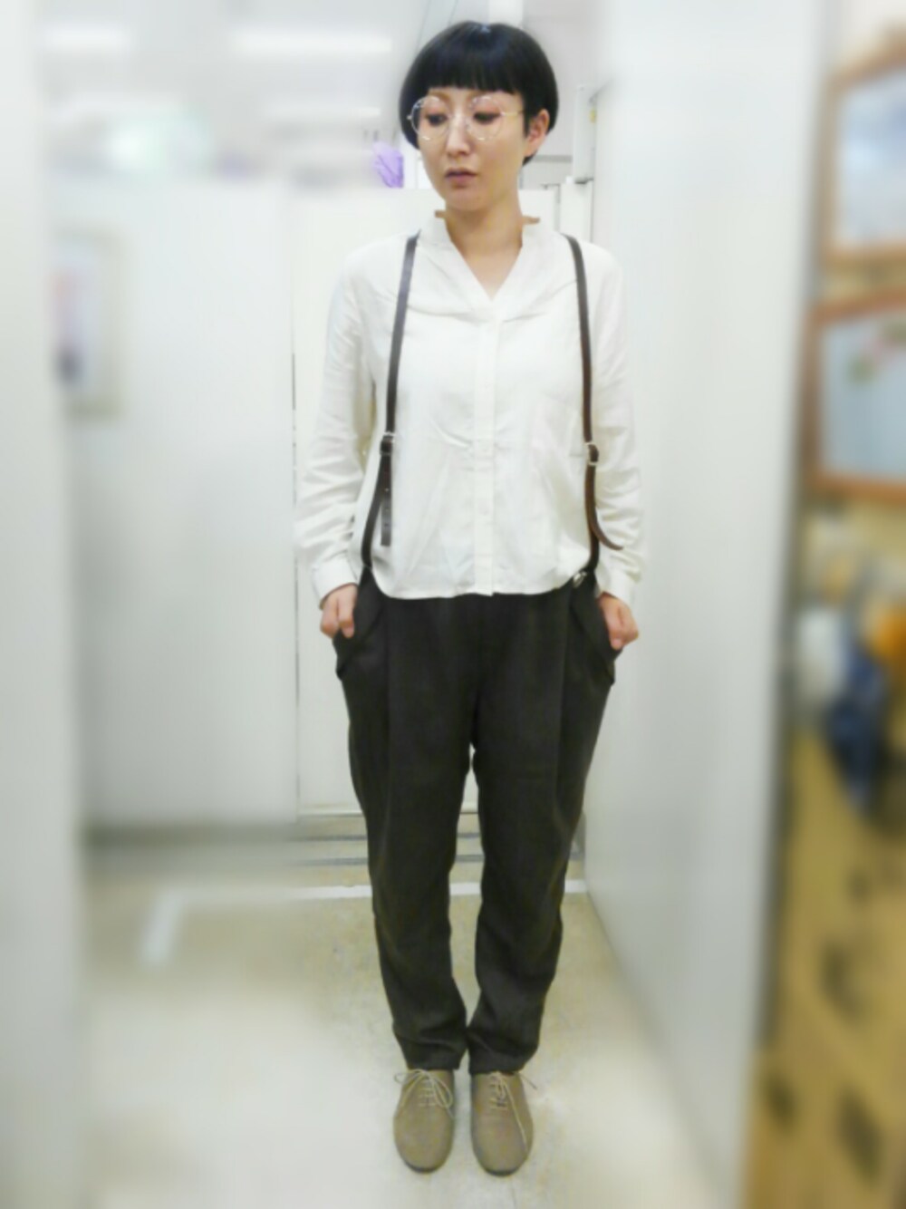 ホワイト系のシャツ/ブラウス、ブラウン系のその他パンツ、ベージュ系のその他シューズを着用したレディースの春コーディネートの1枚目の写真