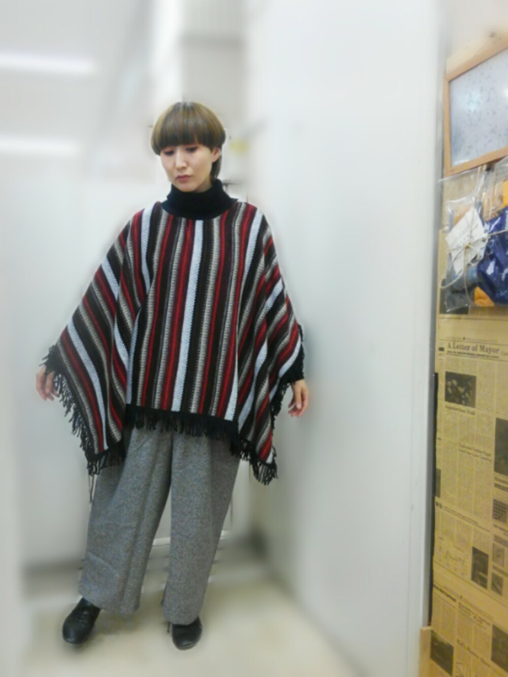 「カジュアル、ゆるコーデ、ワイドパンツ、ポンチョ、ラクチンコーデ、タートルネック、フリンジ、ラフ、レースアップシューズ、Rccat」｜「Rccatのアイテム（ポンチョ、その他）」を使った、紅い実穂波店 Rccatさん（レディース・158cm）の冬コーディネートの1枚目の写真