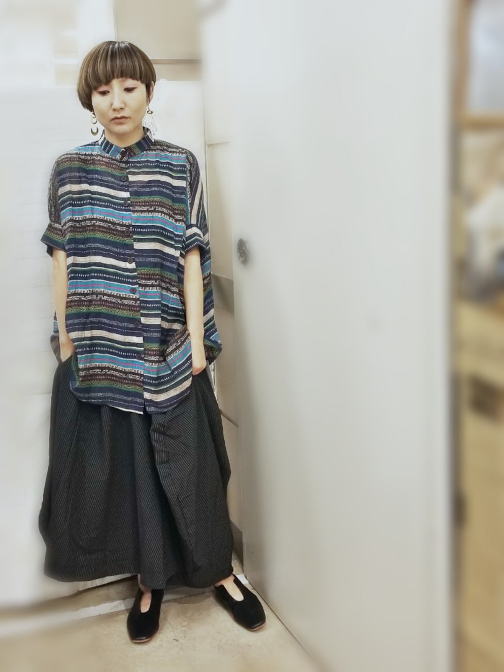 「イヤリング、柄シャツ、フラットシューズ、ラフ、パンツスタイル、シャツスタイル、ノーカラーシャツ、秋、秋コーデ、Rccat」｜「Akaimiのアイテム（イヤリング、ゴールド系）」を使った、紅い実穂波店 Rccatさん（レディース・158cm）の夏コーディネートの1枚目の写真