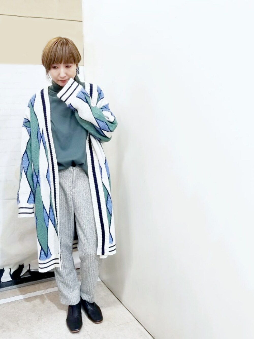 「カジュアル、リブパンツ、ニットカーディガン、ロングカーディガン、カラフル、グレー、グリーン、パンツスタイル、イヤリング、Rccat」｜「Akaimiのアイテム（イヤリング（片耳用）、ブルー系）」を使った、紅い実穂波店 Rccatさん（レディース・158cm）の冬コーディネートの1枚目の写真