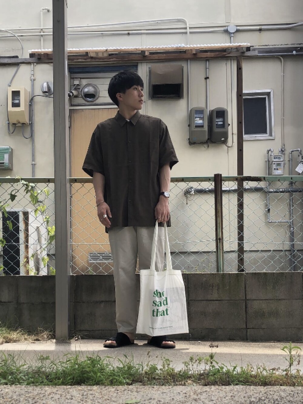 「シャツ好き集まれ、夏、オトナカジュアル、ラフ、オーバーサイズ、リネンシャツ、シェフパンツ、休日スタイル、ゆるコーデ、キレイめ」｜「BEAMSのBEAMS / ポリエステル リネン ネオルーズ ミニレギュラー シャツ（シャツ/ブラウス、グリーン系）」を使った、颯翼さん（メンズ・174cm）の夏コーディネートの1枚目の写真