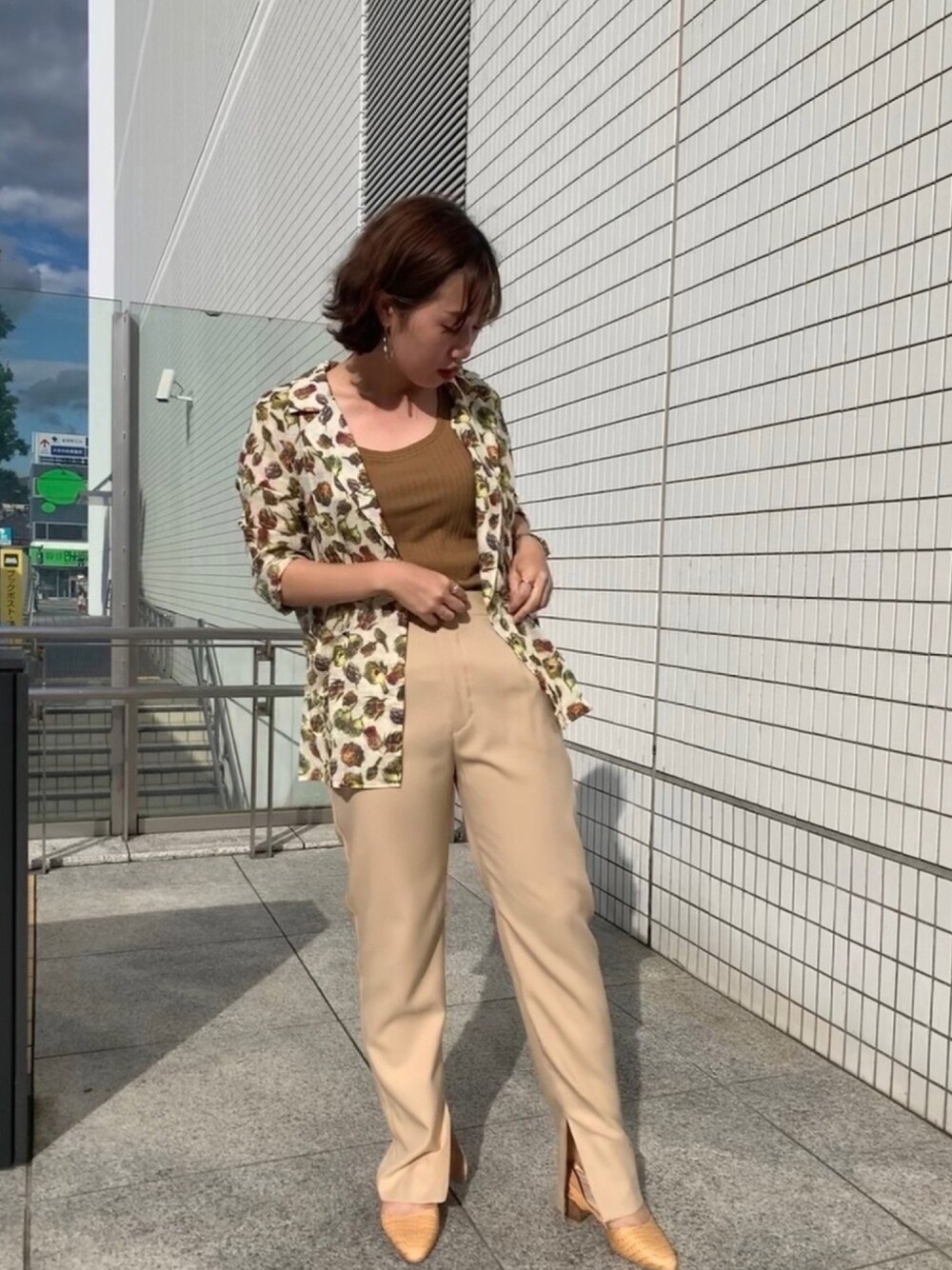 「夏コーデ、ジャケット、ベージュ、ショートヘア」｜「FIL DE FERのアーティチョークプリント　羽織シャツ（テーラードジャケット、ホワイト系）」を使った、sawa.さん（レディース・158cm）の夏コーディネートの1枚目の写真