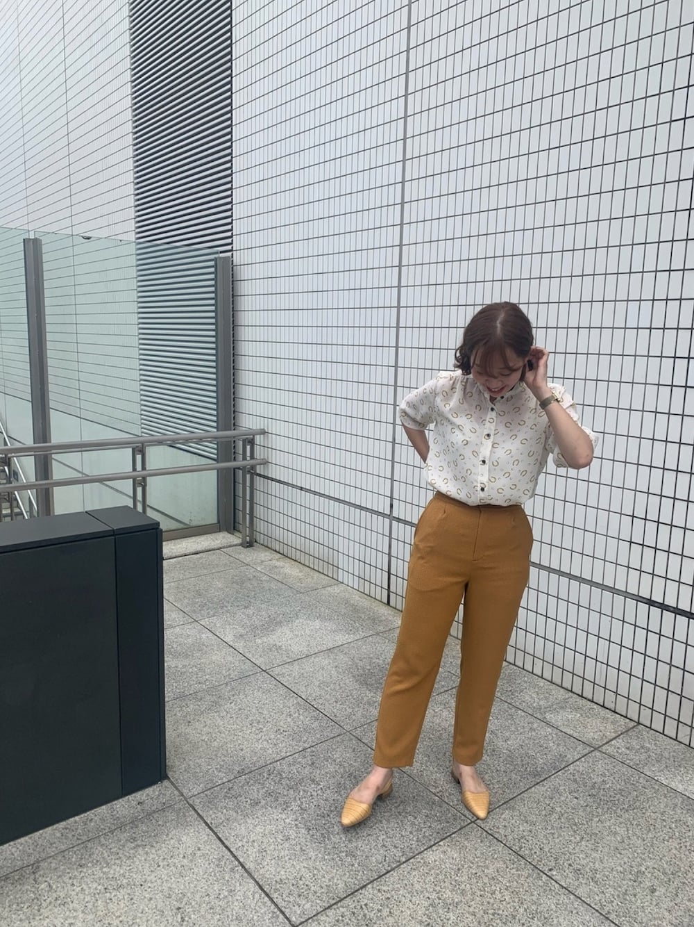 「パンツスタイル、夏コーデ、ワントーンコーデ、ootd」｜「NOMBRE IMPAIRのHorseshoeプリント　スタンド５分袖ブラウス（シャツ/ブラウス、ホワイト系）」を使った、sawa.さん（レディース・158cm）の夏コーディネートの1枚目の写真