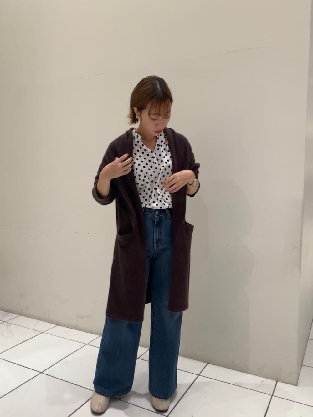 「秋コーデ、きれいめカジュアル、デニムスタイル、カーディガン」｜「rapiecageのスクエアメッシュイヤリング（イヤリング、ゴールド系）」を使った、sawa.さん（レディース・158cm）の秋コーディネートの1枚目の写真