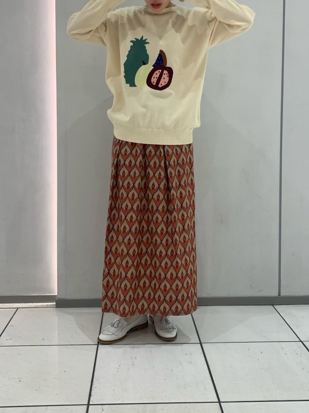「春コーデ、大人カジュアル、春ニット、柄スカート、ootd」｜「FIL DE FERのフルーツインターシャ ボートネックニット（ニット/セーター、ホワイト系）」を使った、sawa.さん（レディース・160cm）の冬コーディネートの1枚目の写真