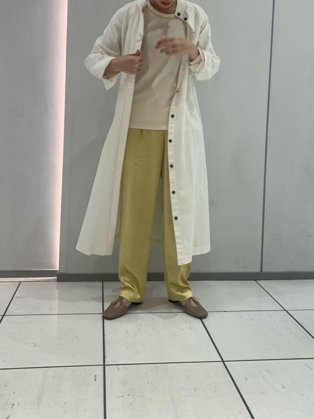 「ワントーンコーデ、大人カジュアル、シャツワンピ、サテンパンツ、ootd」｜「FIL DE FERのバスクテレコ ９分袖カットソー（Tシャツ/カットソー、ホワイト系）」を使った、sawa.さん（レディース・160cm）の冬コーディネートの1枚目の写真