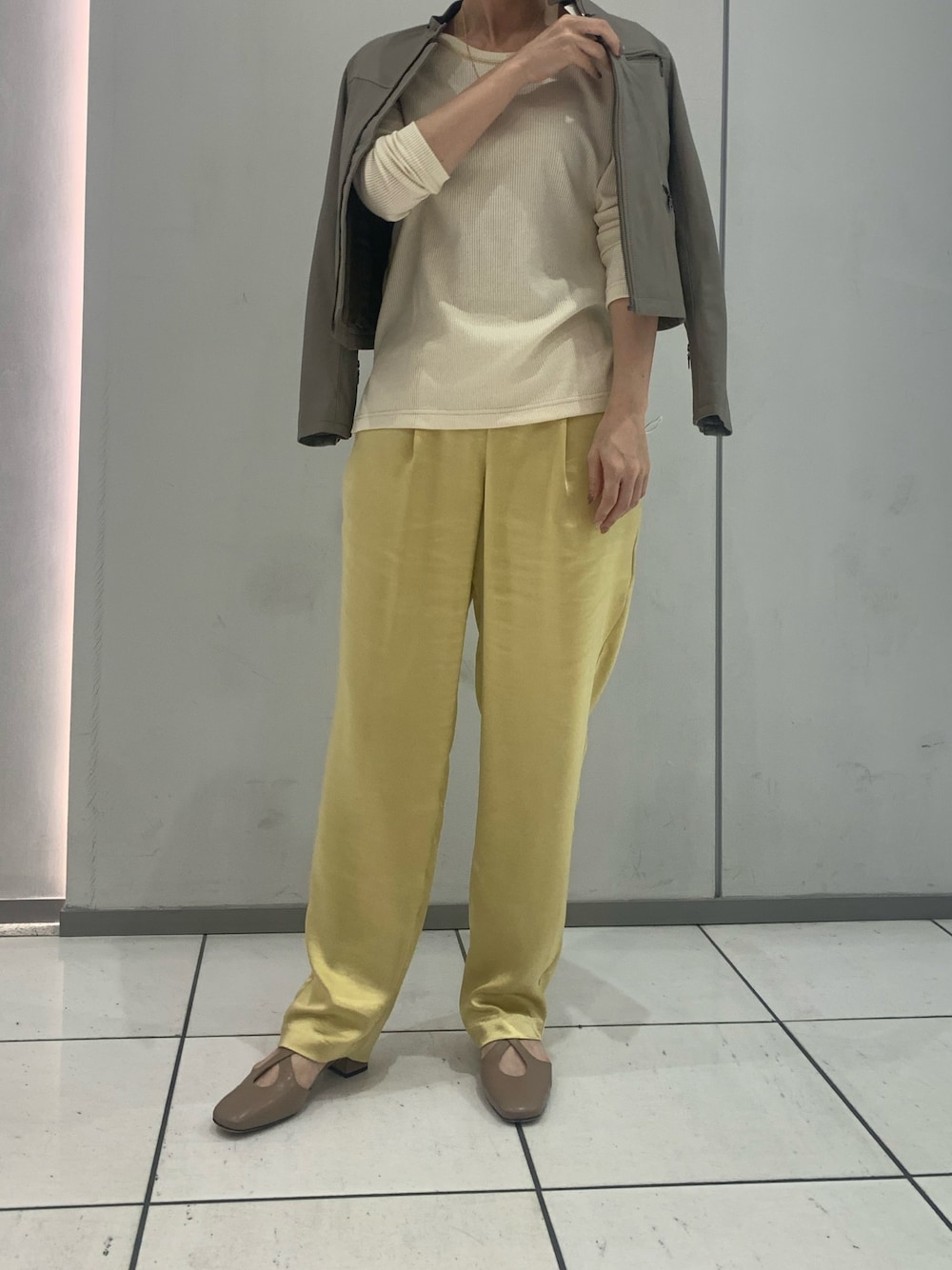 「春コーデ、ワントーンコーデ、レザージャケット、ニュアンスカラー、ootd」｜「NOMBRE IMPAIRのアイテム（ジャケット/アウター、ベージュ系）」を使った、sawa.さん（レディース・160cm）の冬コーディネートの1枚目の写真