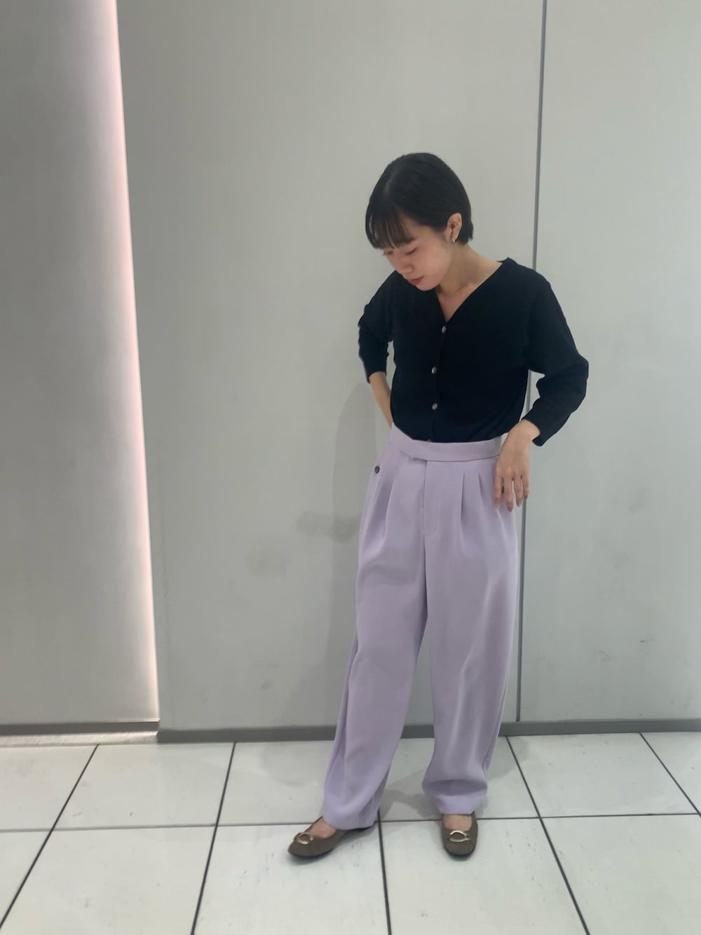 「春コーデ、大人カジュアル、カーディガン、カラーパンツ、ootd」｜「NOMBRE IMPAIRの強撚コットン　Vネックカーディガン（カーディガン/ボレロ、ブラック系）」を使った、sawa.さん（レディース・160cm）の冬コーディネートの1枚目の写真