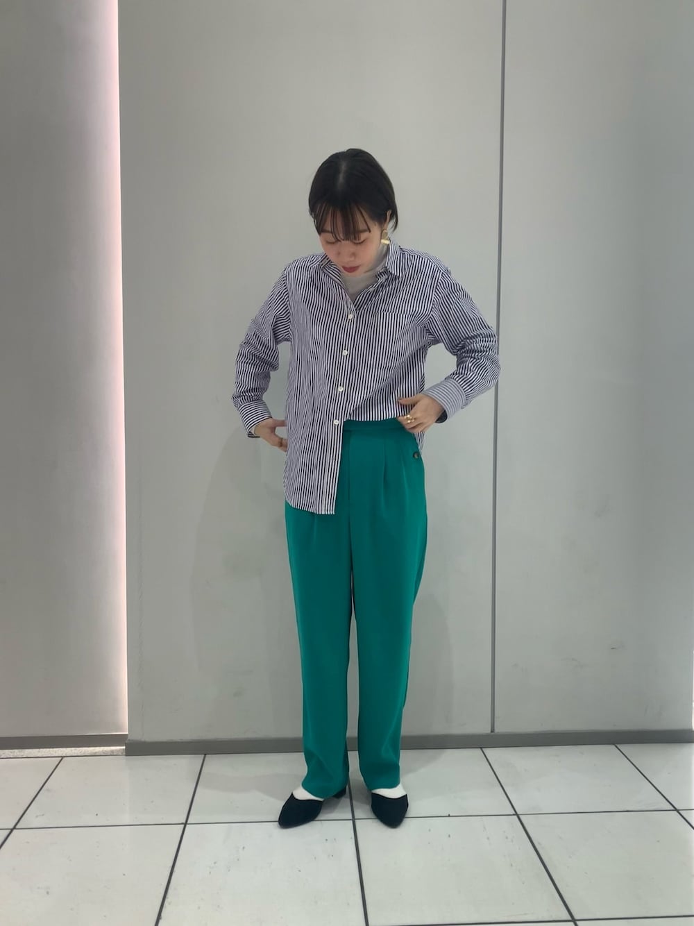 「春コーデ、ストライプシャツ、カラーパンツ、シャツスタイル、ootd」｜「NOMBRE IMPAIRのコットンブロード ロングシャツ（シャツ/ブラウス、ブルー系）」を使った、sawa.さん（レディース・160cm）の冬コーディネートの1枚目の写真