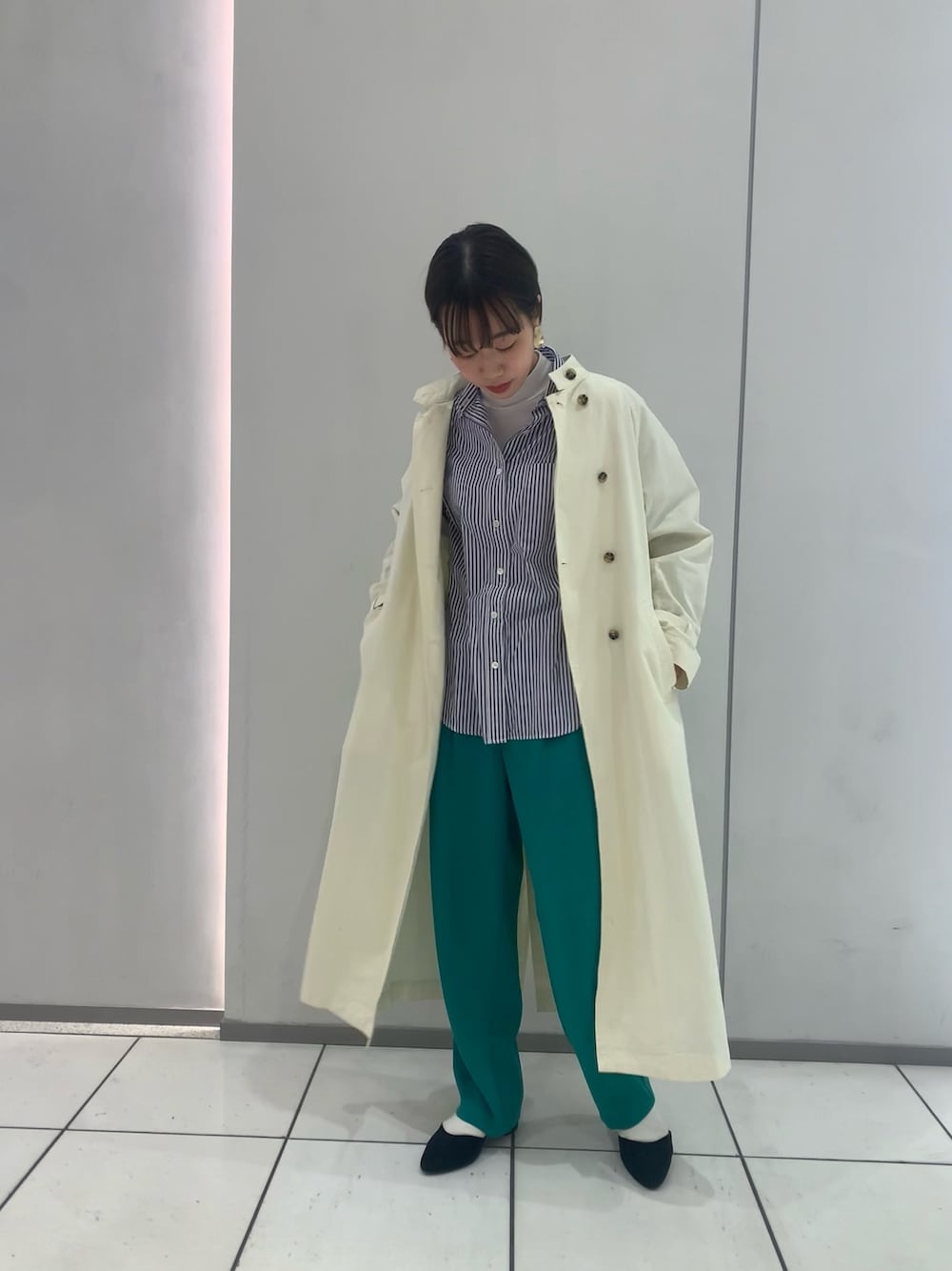 「春コーデ、オトナカジュアル、春アウター、カラーパンツ、ootd」｜「NOMBRE IMPAIRの綿ツイル硫化バイオ スタンドネックコート（その他アウター、ホワイト系）」を使った、sawa.さん（レディース・160cm）の冬コーディネートの1枚目の写真
