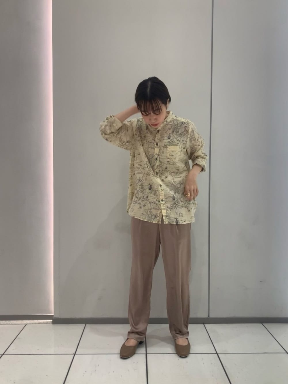 「春コーデ、ワントーンコーデ、柄シャツ、サテンパンツ、ベージュ、ootd」｜「FIL DE FERの地図プリント レギュラーシャツ（シャツ/ブラウス、ホワイト系）」を使った、sawa.さん（レディース・160cm）の冬コーディネートの1枚目の写真