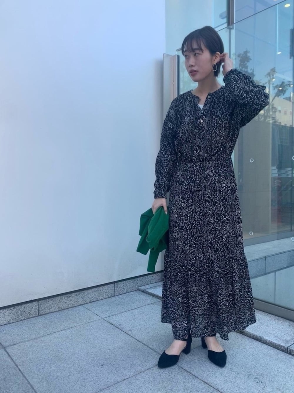 「春コーデ、ワンピース、柄ワンピース、カーディガン、ootd」｜「NOMBRE IMPAIRのタイニーリーフプリント ギャザーロングワンピース（ワンピース、ブラック系）」を使った、sawa.さん（レディース・160cm）の冬コーディネートの1枚目の写真