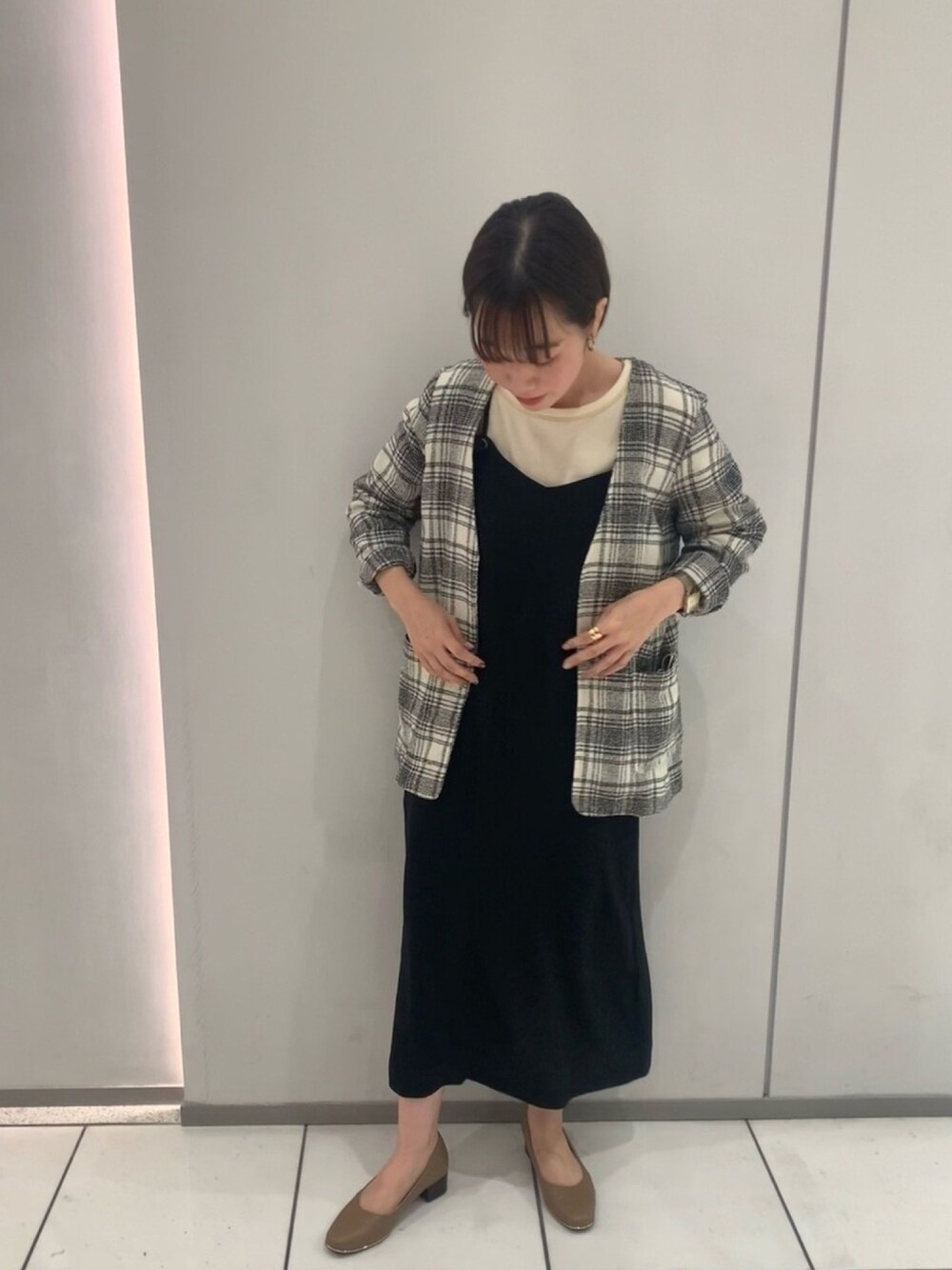 「春コーデ、大人カジュアル、モノトーン、ジャケット、キャミワンピ、ootd」｜「FIL DE FERのバスクテレコ ９分袖カットソー（Tシャツ/カットソー、ホワイト系）」を使った、sawa.さん（レディース・160cm）の春コーディネートの1枚目の写真