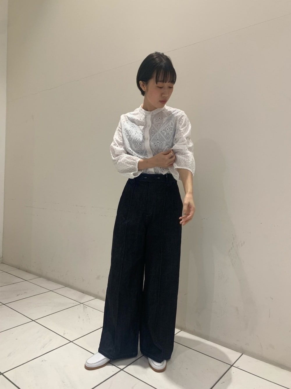「春コーデ、シンプル、ブラウス、デニム、インディゴデニム、ホワイト、ootd」｜「NOMBRE IMPAIRのパネルカットワーク ギャザースリーブブラウス（シャツ/ブラウス、ホワイト系）」を使った、sawa.さん（レディース・160cm）の春コーディネートの1枚目の写真