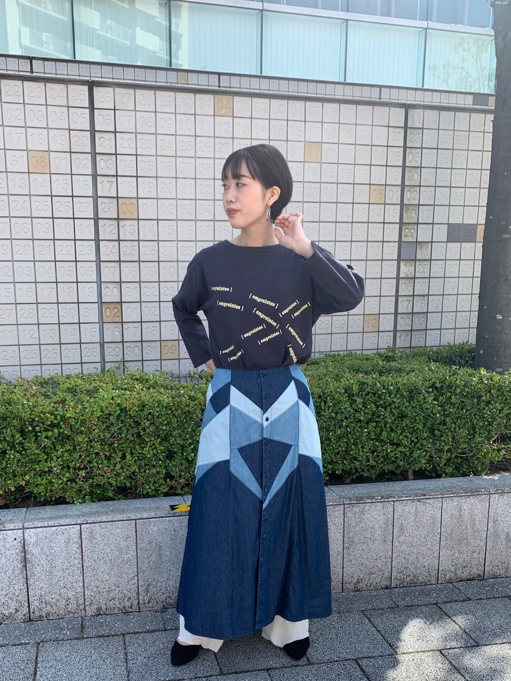 「春コーデ、Tシャツ、パッチワーク、デニムスカート、リブパンツ、ootd」｜「FIL DE FERの足跡プリント ボートネックT（Tシャツ/カットソー、グレー系）」を使った、sawa.さん（レディース・160cm）の春コーディネートの1枚目の写真