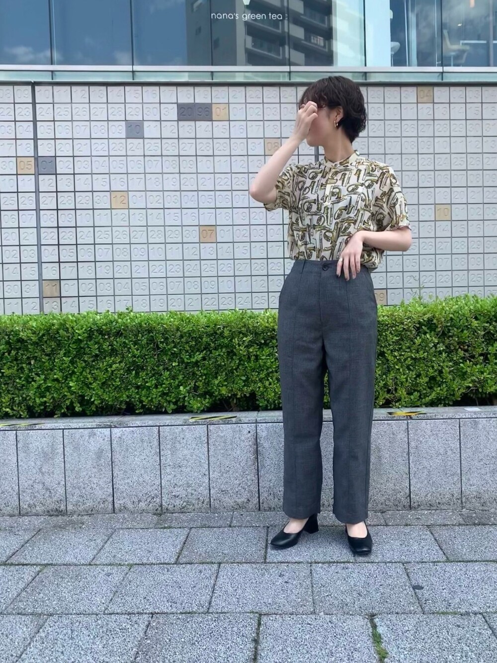 「大人カジュアル、夏コーデ、柄シャツ、ストレートパンツ、ootd」｜「FIL DE FERのbrass band プリント スタンドネックブラウス（シャツ/ブラウス、ベージュ系）」を使った、sawa.さん（レディース・160cm）の春コーディネートの1枚目の写真