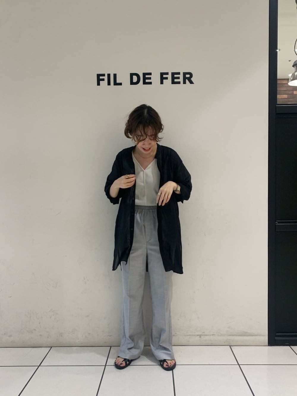 「夏コーデ、大人コーデ、ワントーンコーデ、シアーシャツ、フレアパンツ、ootd」｜「FIL DE FERの綿麻スラブローン ロングシャツ（シャツ/ブラウス、ブラック系）」を使った、sawa.さん（レディース・160cm）の夏コーディネートの1枚目の写真