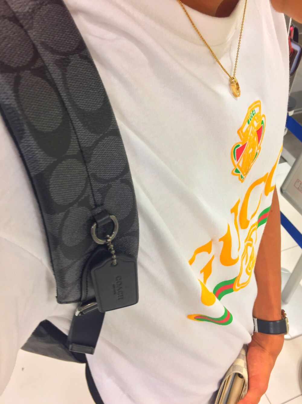 「白Tシャツ、シンプル、カジュアル、秋のコーデ、おしゃれさんと繋がりたい、きれいめカジュアル、大学生」｜「COACHのアイテム（バックパック/リュック、ブラック系）」を使った、Sgkさん（メンズ・175cm）の秋コーディネートの1枚目の写真