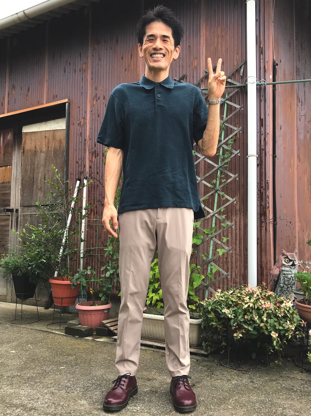 「カジュアル、夏コーデ、ポロシャツ、ネイビー、ベージュ、革靴、UNIQLO、30代、プチプラ」｜「AAA+のオリジナルクリアソール、3ホールオックスフォードシューズ（ドレスシューズ、レッド系）」を使った、がーひらさん（メンズ・175cm）の夏コーディネートの1枚目の写真