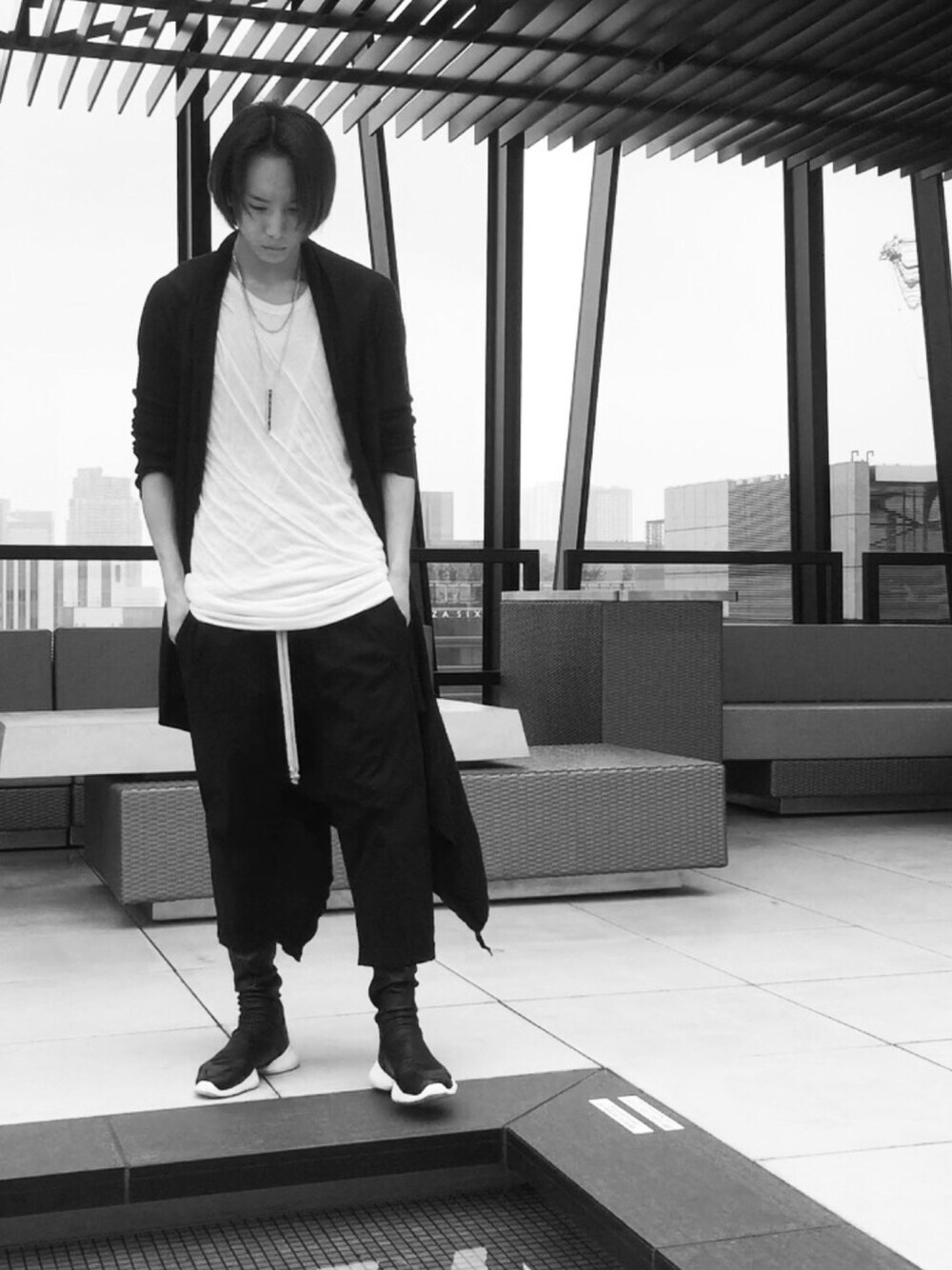 「RICK OWENS、RickOwens×adidas、black and white、TOKYO」｜「Rick Owensのアイテム（その他、ブラック系）」を使った、TETSUYAさん（メンズ・177cm）の夏コーディネートの1枚目の写真